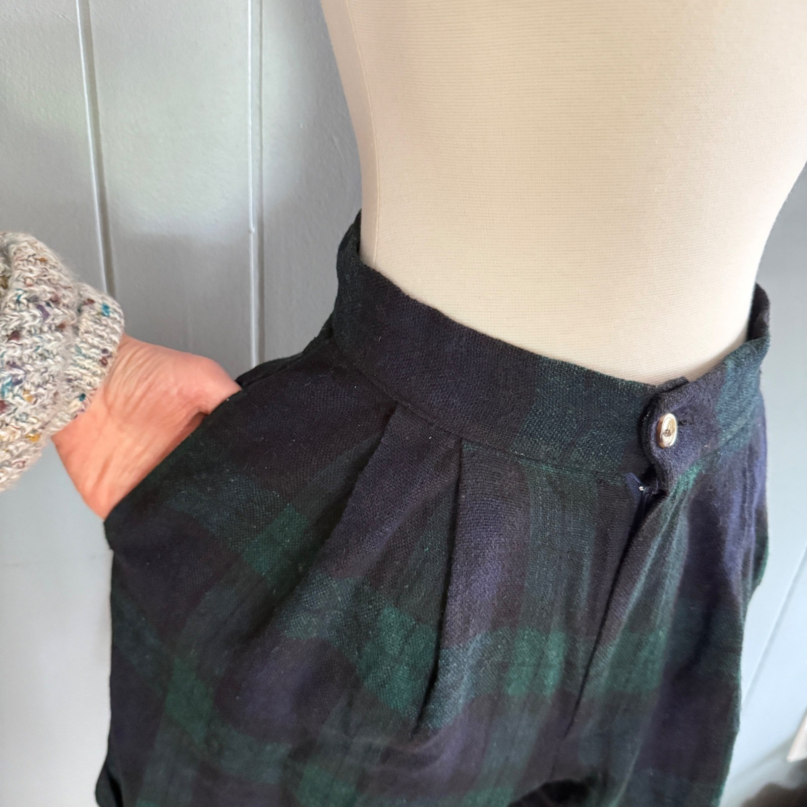 Vintage 90s Womens High Rise Pleated Long Shorts Black Watch Plaid Wool XS 23&Prime;