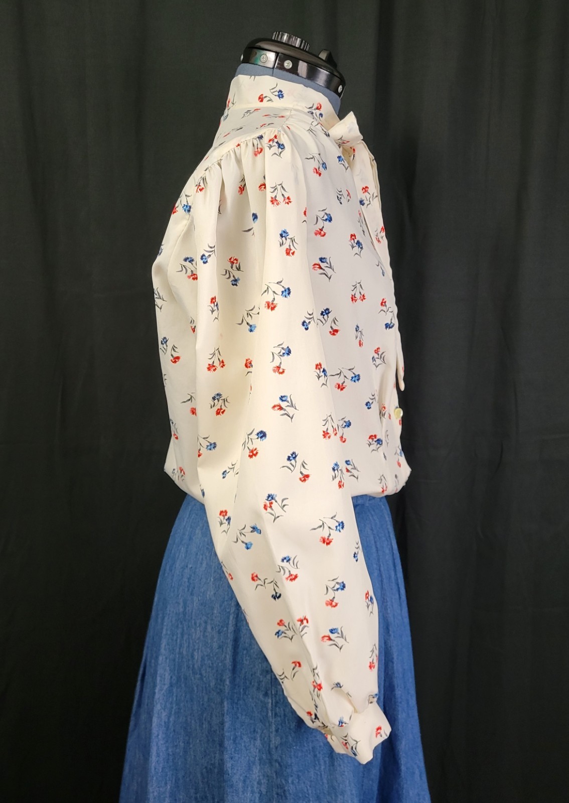 Vintage Lady Holiday Cream Button Down Blouse w Blue & Red Florals Size M/L?