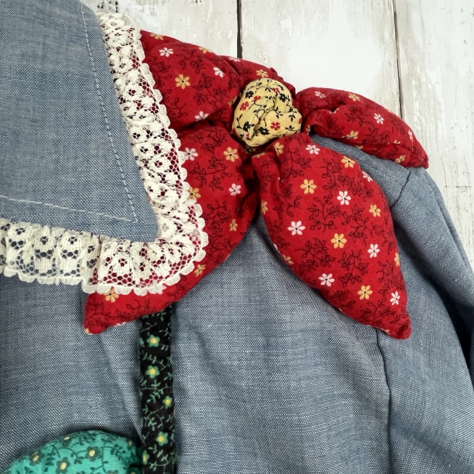 VTS 70s Flower Appliqué Chambray Shirt Embroidered 3D Flowers Grandmacore M/L?
