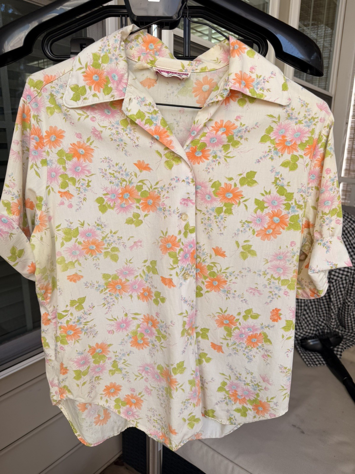 Vintage Floral Blouse. Made In USA. Size Tag Says 18-38. Fits Like A Medium