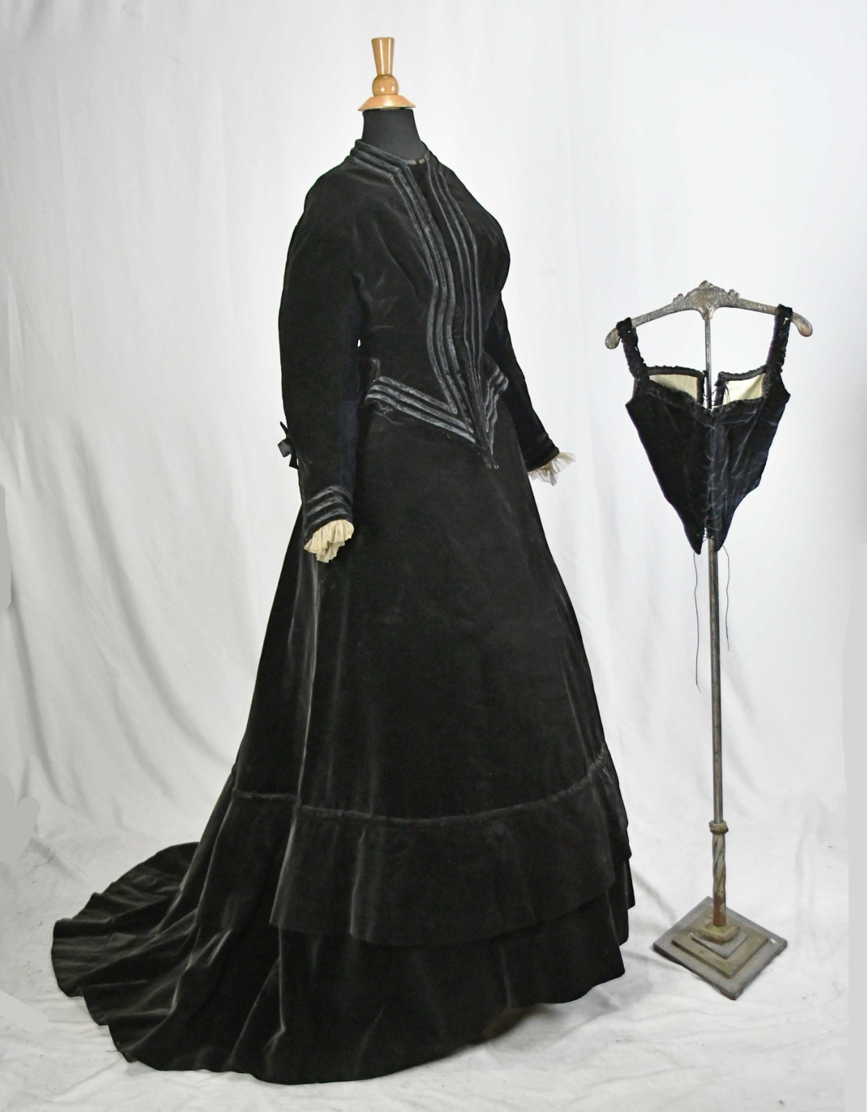 VICTORIAN TRAINED VISITING DRESS, 3 PC VELVET OUTFIT, 1880s, MUSEUM DEACCESSION