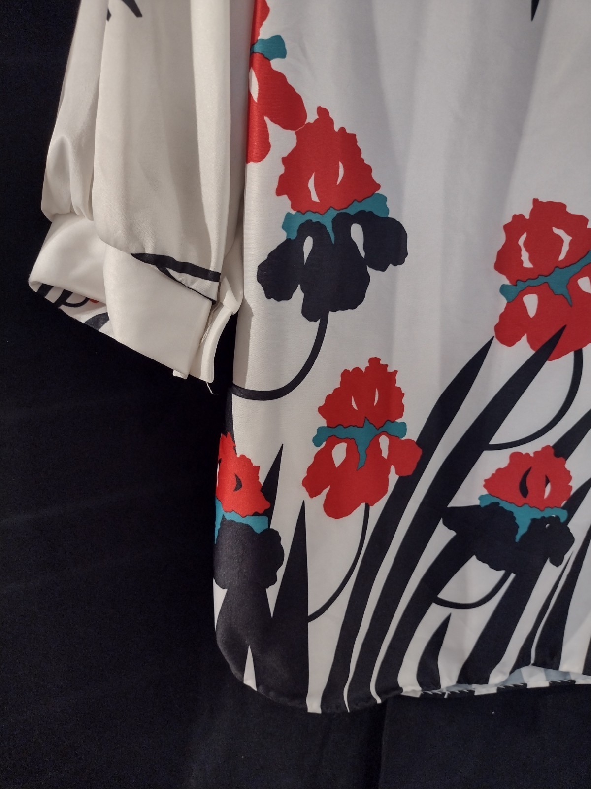 Vintage 60s–70s Red Iris Abstract Blouse RN17386 White Poly Medium 20.5&Prime; P2P