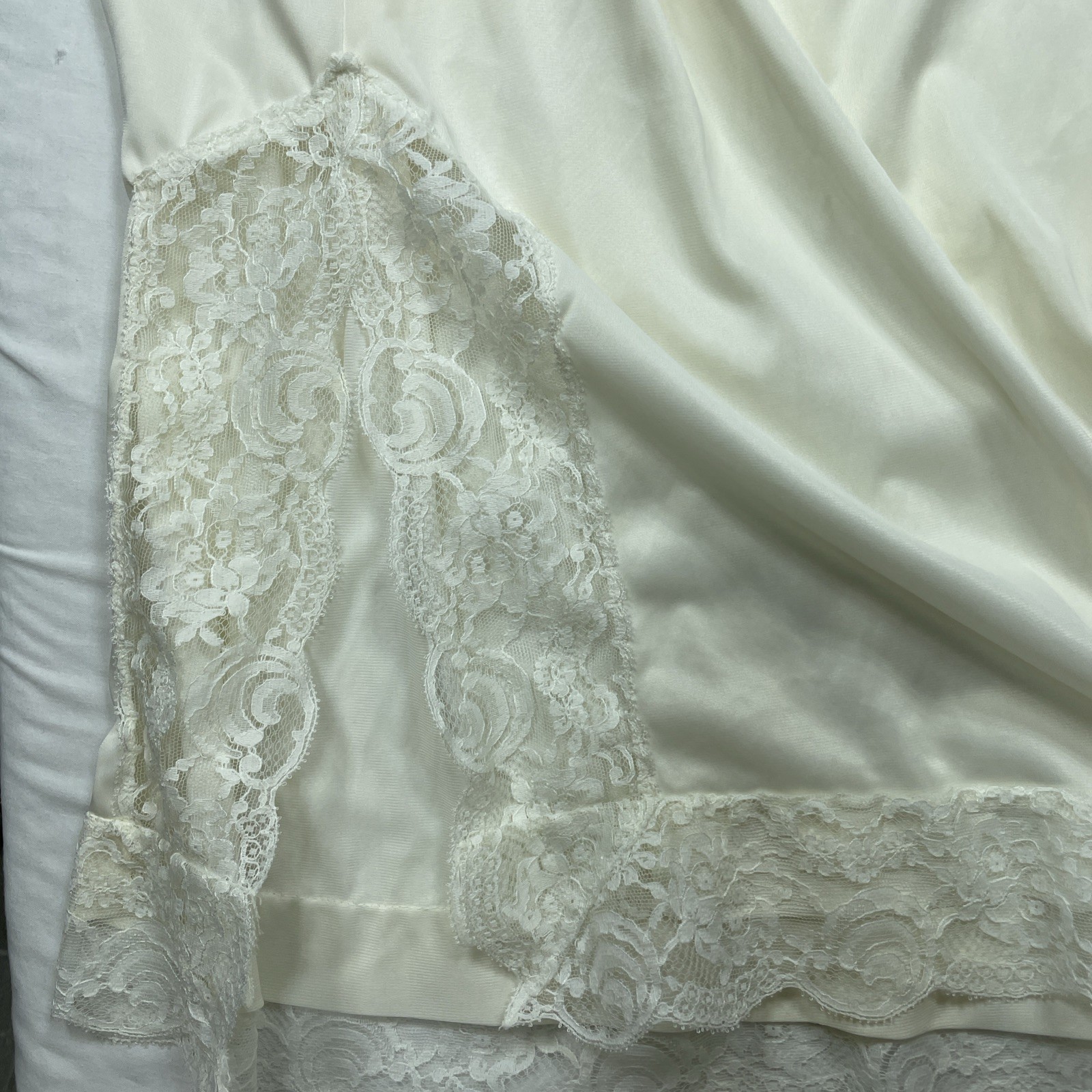 Vintage Intimates Lane Bryant Half Slip 1X Ivory 32&Prime; Long Nylon Lace 13&Prime; Slit