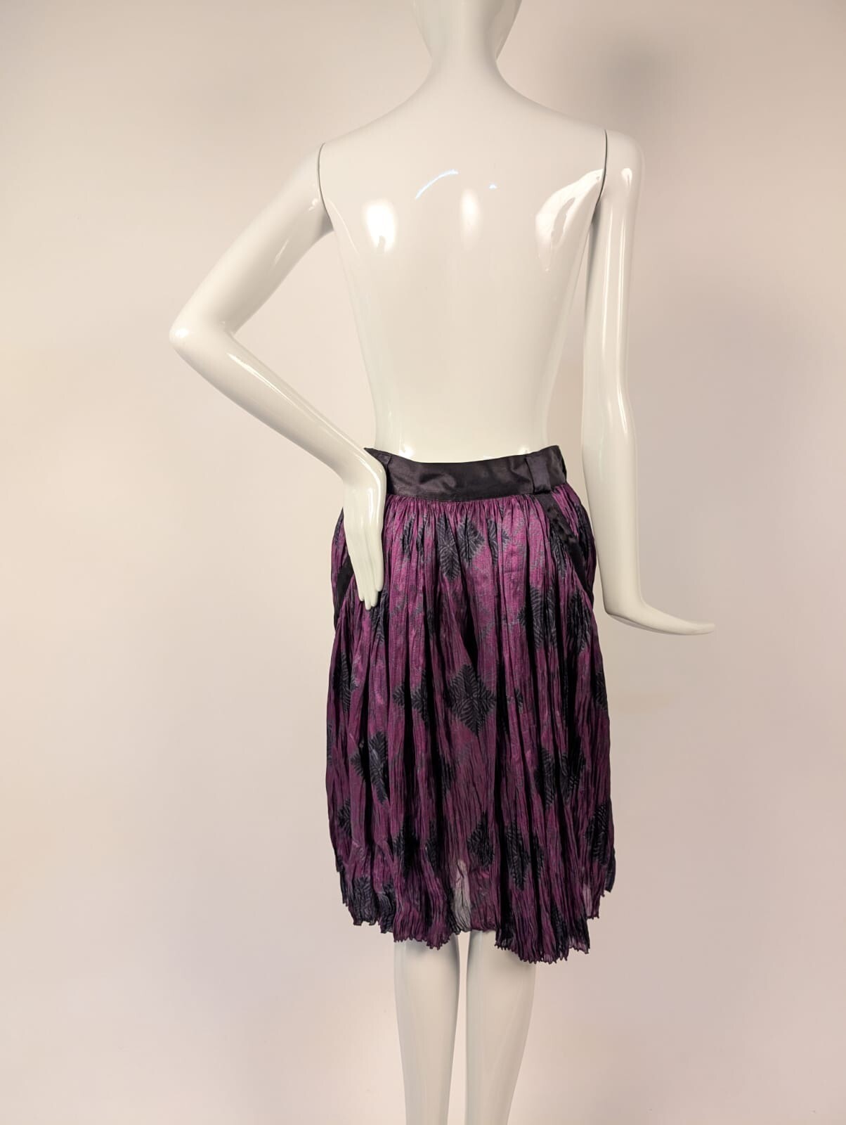 GIANNI VERSACE 1980’S DESIGNER PURPLE SILK PLEAT SKIRT MADE IN ITALY