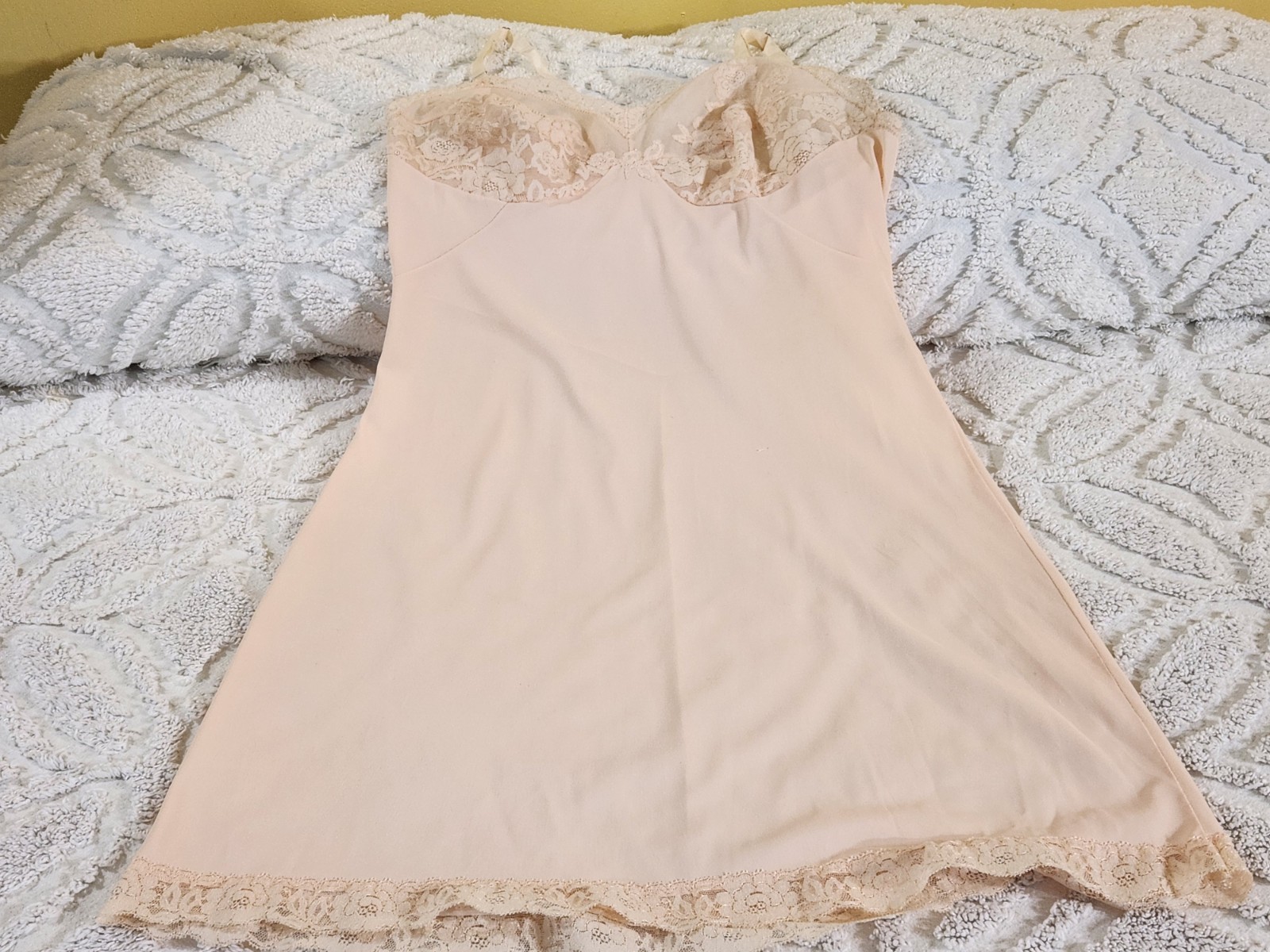 Vintage Gossard Artemis Nylon Full Slip Peach Lace Size 36 Average USA Pin-up