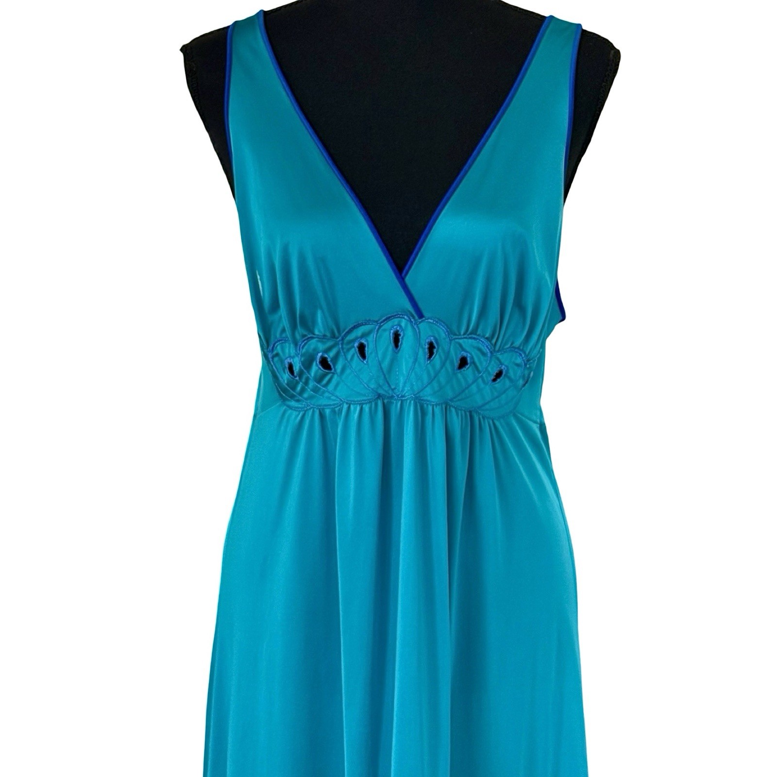 Vintage 70s Shadow Line Turquoise & Purple Embroidered Peacock Nightgown – Small