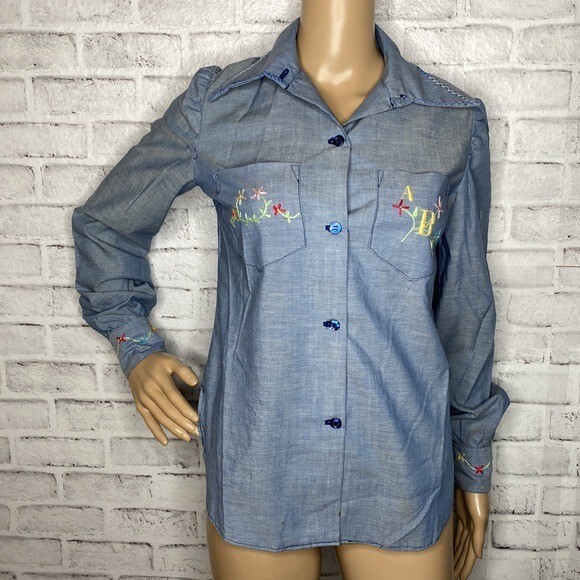 Vintage embroidered button down shirt women&rsquo;s long sleeve fits xs/s