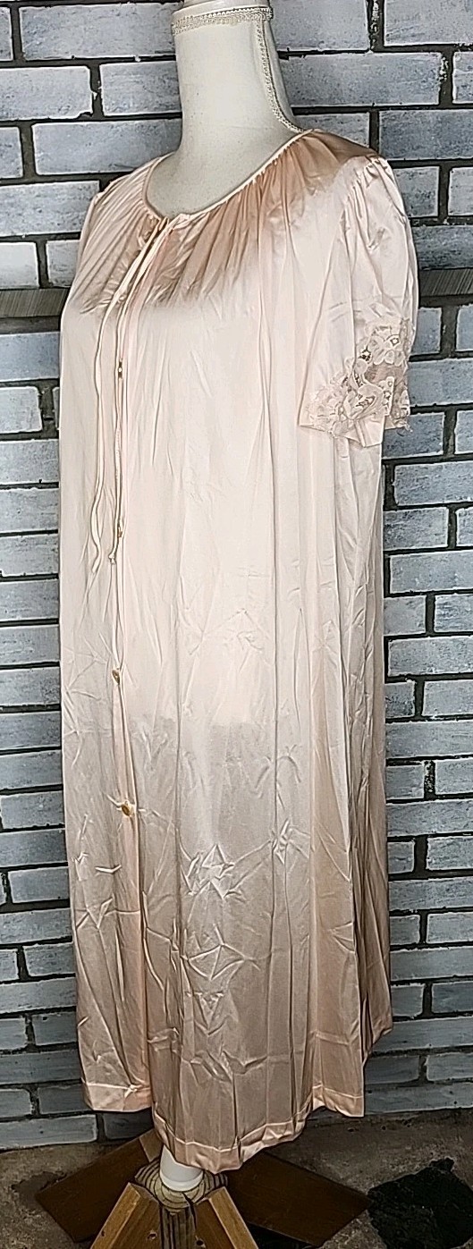 Vintage Lorraine Robe Housecoat Loungewear Nightgown Pocket Large Peach Lace