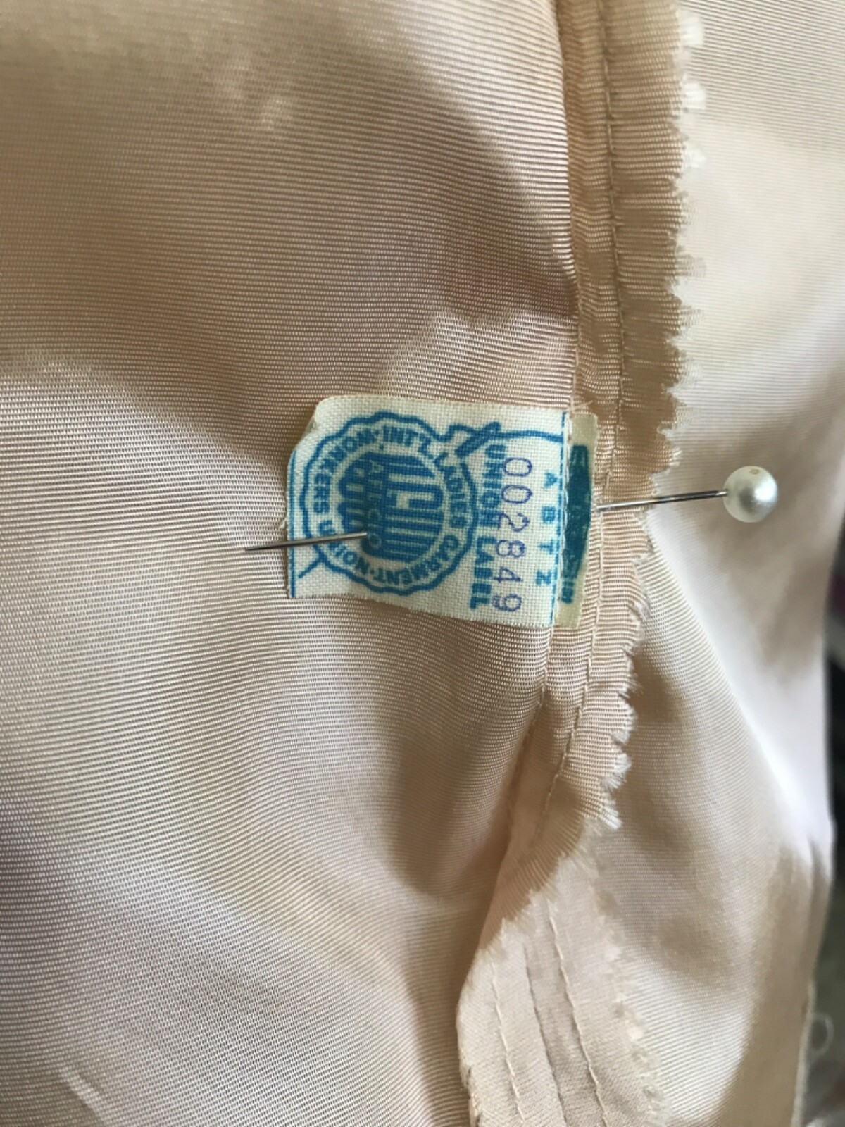 Vintage « Union » made with silk & taffeta flowerly embroidered ivory/peach dress