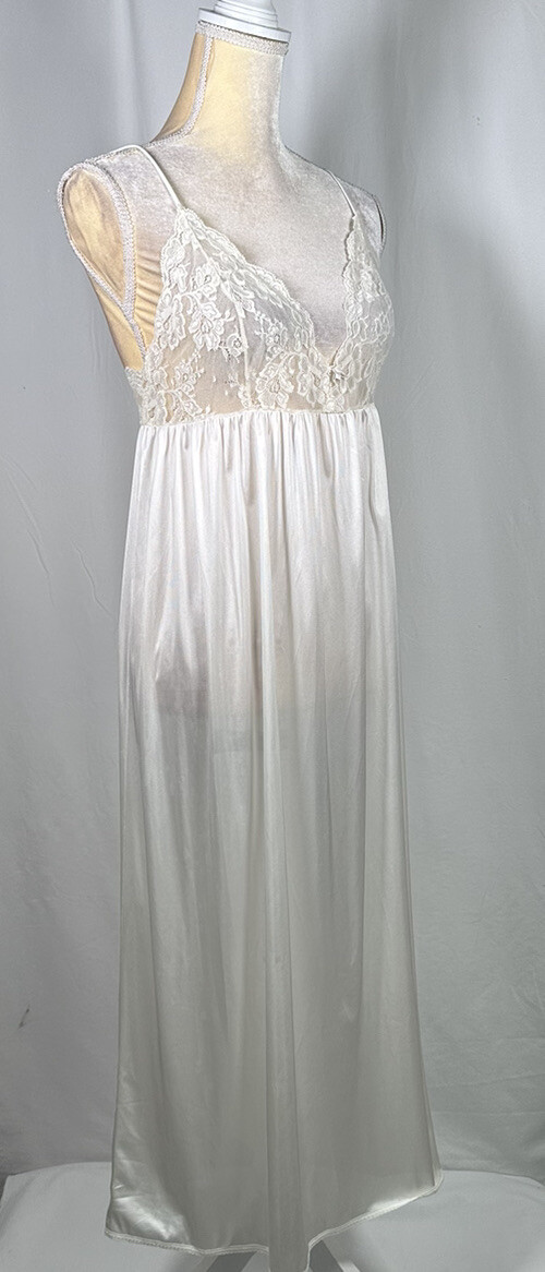 Vassarette Full Slip Lingerie Nightgown Chemise SM / 85 Metric Antron lll Nylon