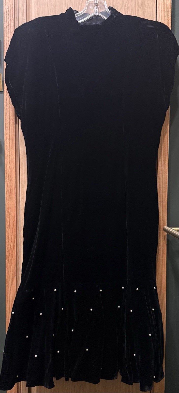 Vintage Women’s Elegant Black Velvet Dress W/Crenelin Skirt & Pearls party fun