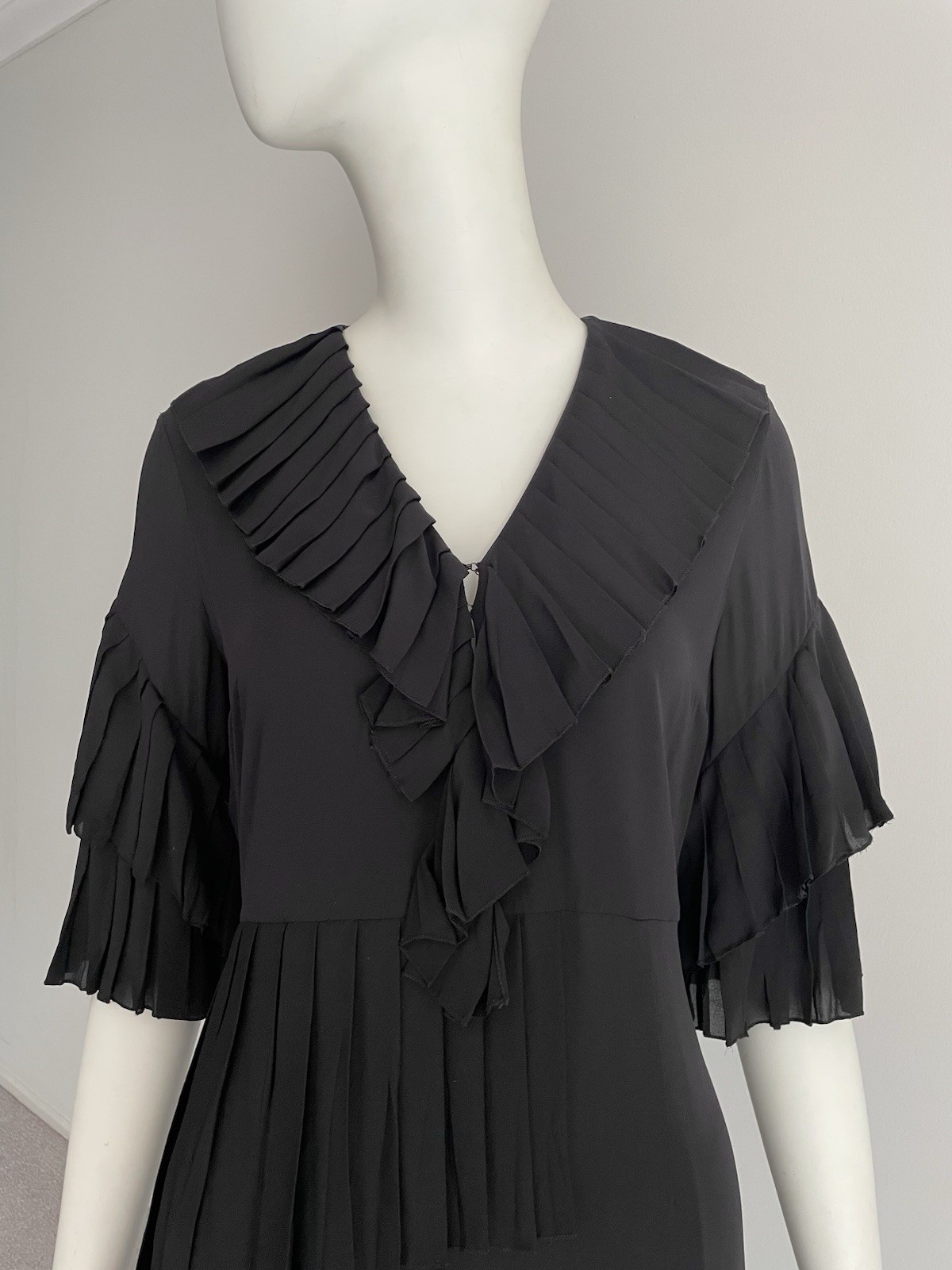 Gucci Fall 2015 Size 42 US 6 Black Silk Pleated Ruffled Dress V Neck Alessandro