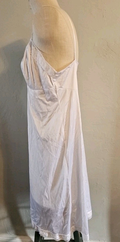 Vanity Fair Size 38 White Silky Soft Nylon Full Slip w/Lace