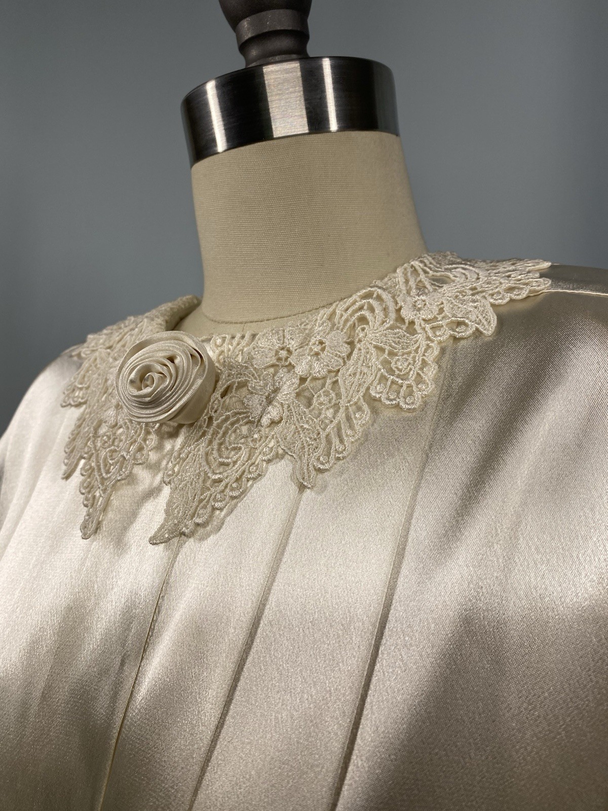 Vintage Blouse PETITE SOPHISTICATE SIZE 2P XS ivory satin top pleat lace 80s 90s