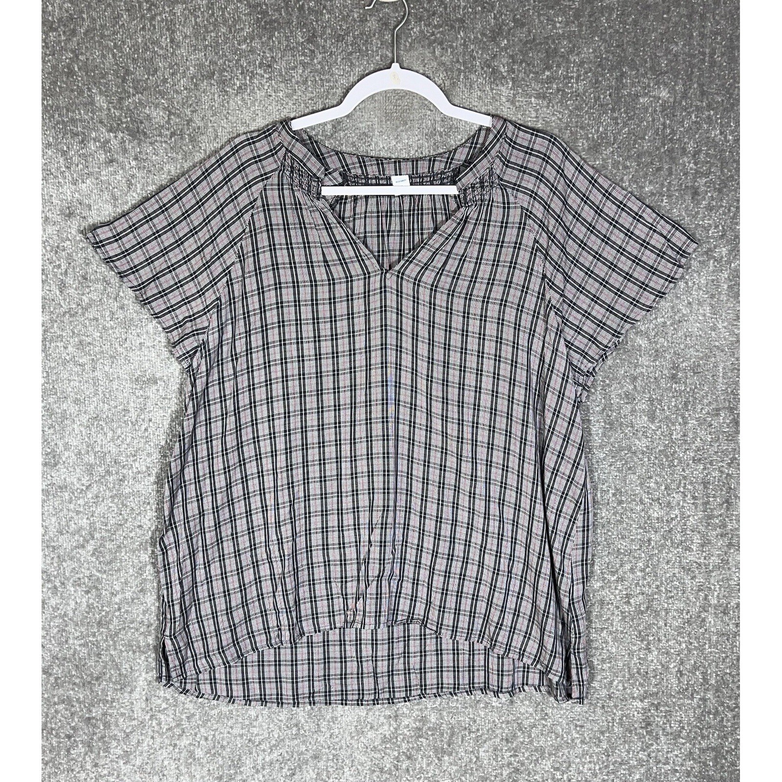 Old Navy Short Sleeve Top Womens Size XL Gray Pink Plaid Rayon V-Neck Smocked