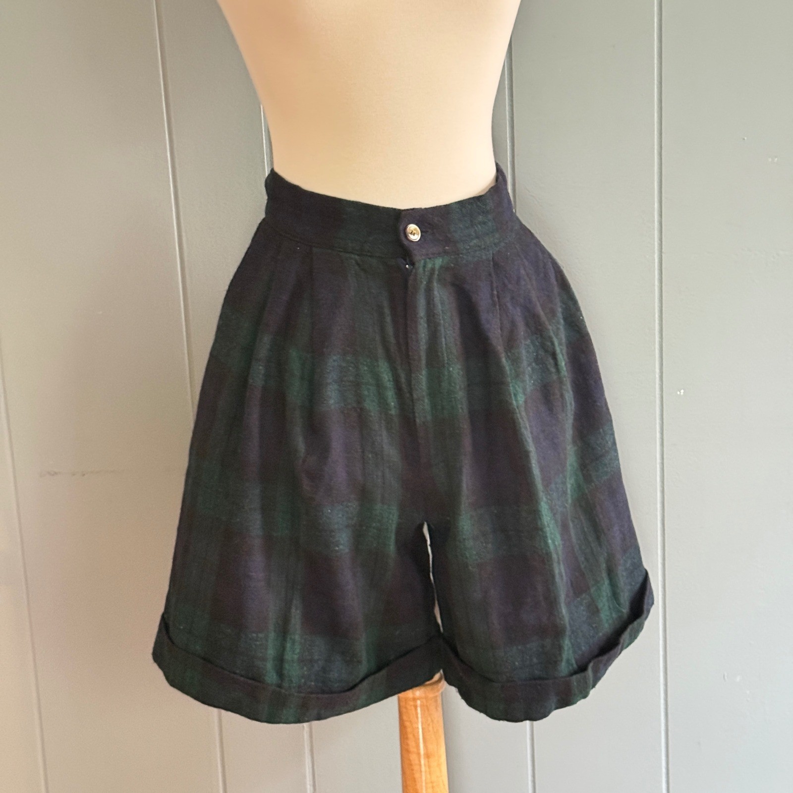 Vintage 90s Womens High Rise Pleated Long Shorts Black Watch Plaid Wool XS 23&Prime;