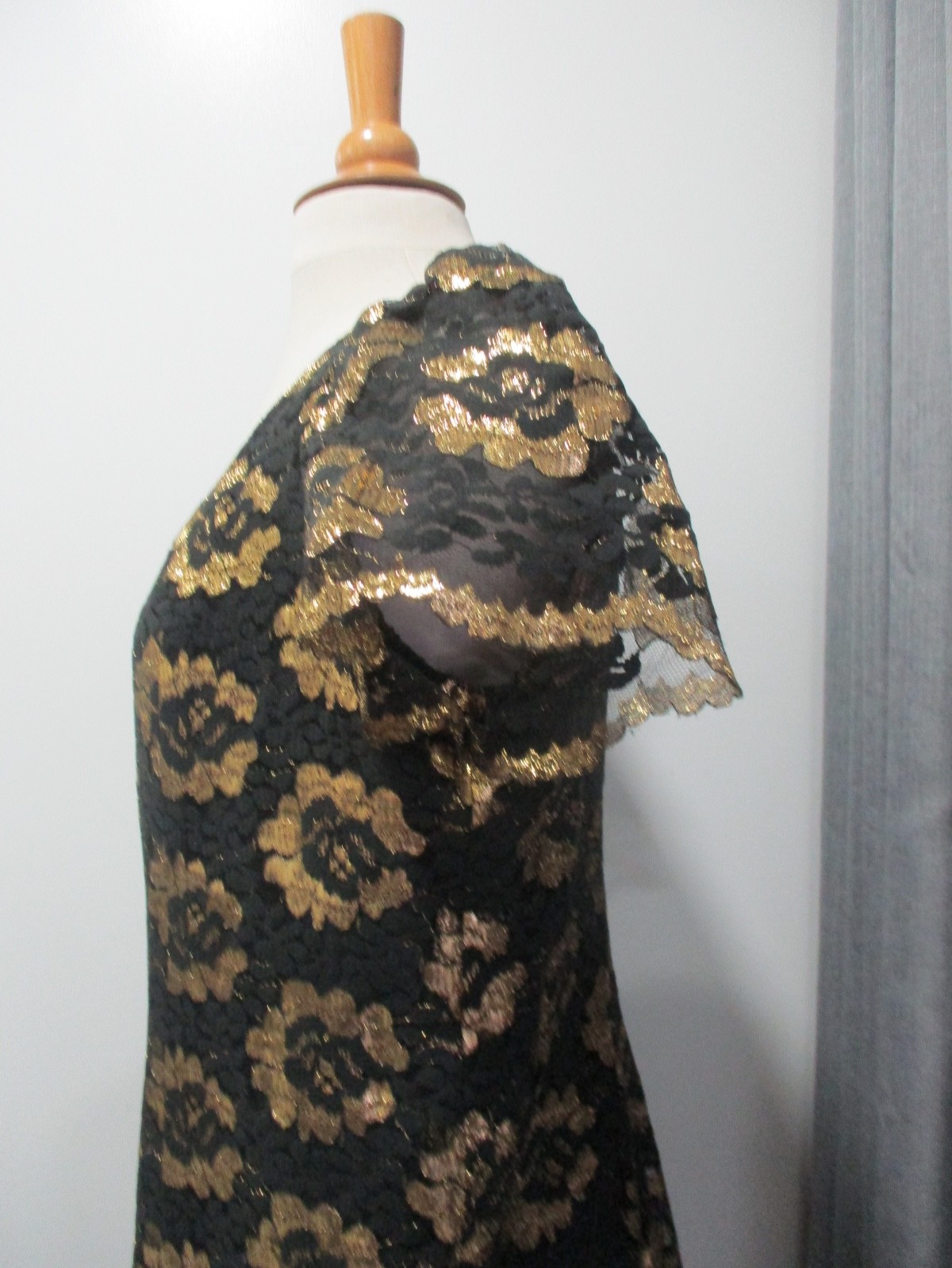 GORGEOUS VINTAGE DRESS 100% POLYESTER IN FLORAL LACE PRINT BLACK & GOLD X-LARGE!