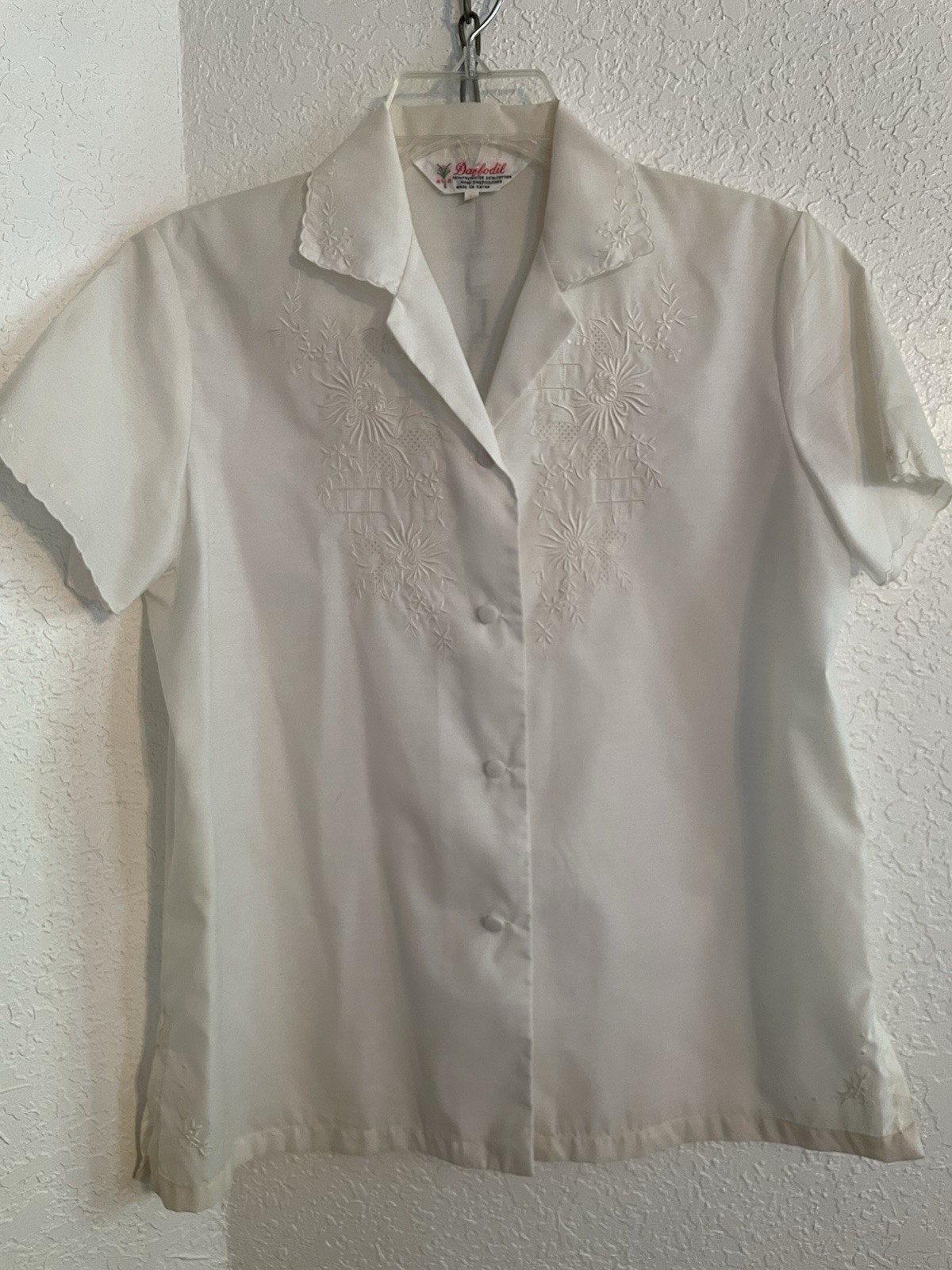 Vintage Daffodil Blouse Women&rsquo;s Large hand embroidered floral classic white