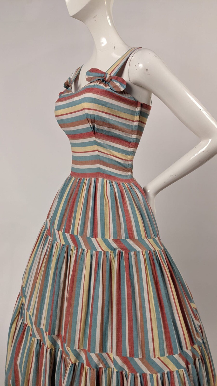 SWEETEST 1940’S STRIPED LINEN DRESS W OPEN BOW BACK DETAIL