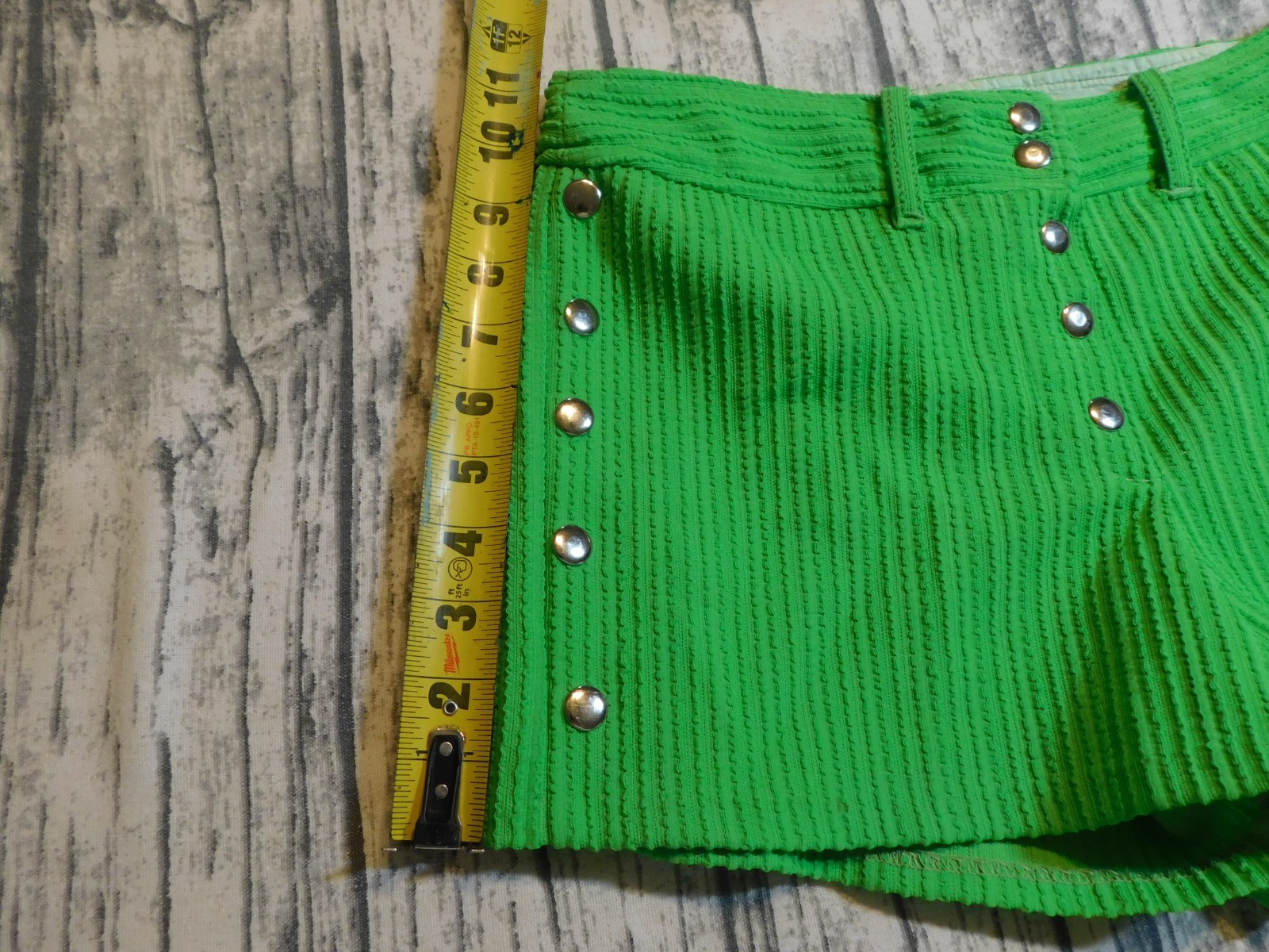 VTG GOGO SHORTS MOD BRIGHT GREEN SNAP FRONT TEXTURED POLY 60&rsquo;s 70&rsquo;s WOMENS 9 10