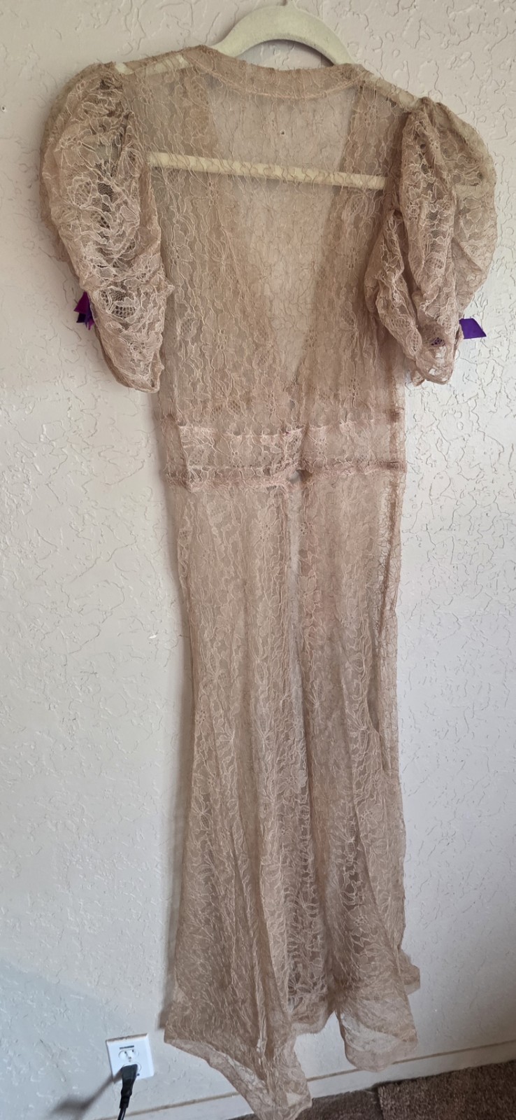Vintage 1930s society lingerie peach/cream lace gown/negligee puff shoulders
