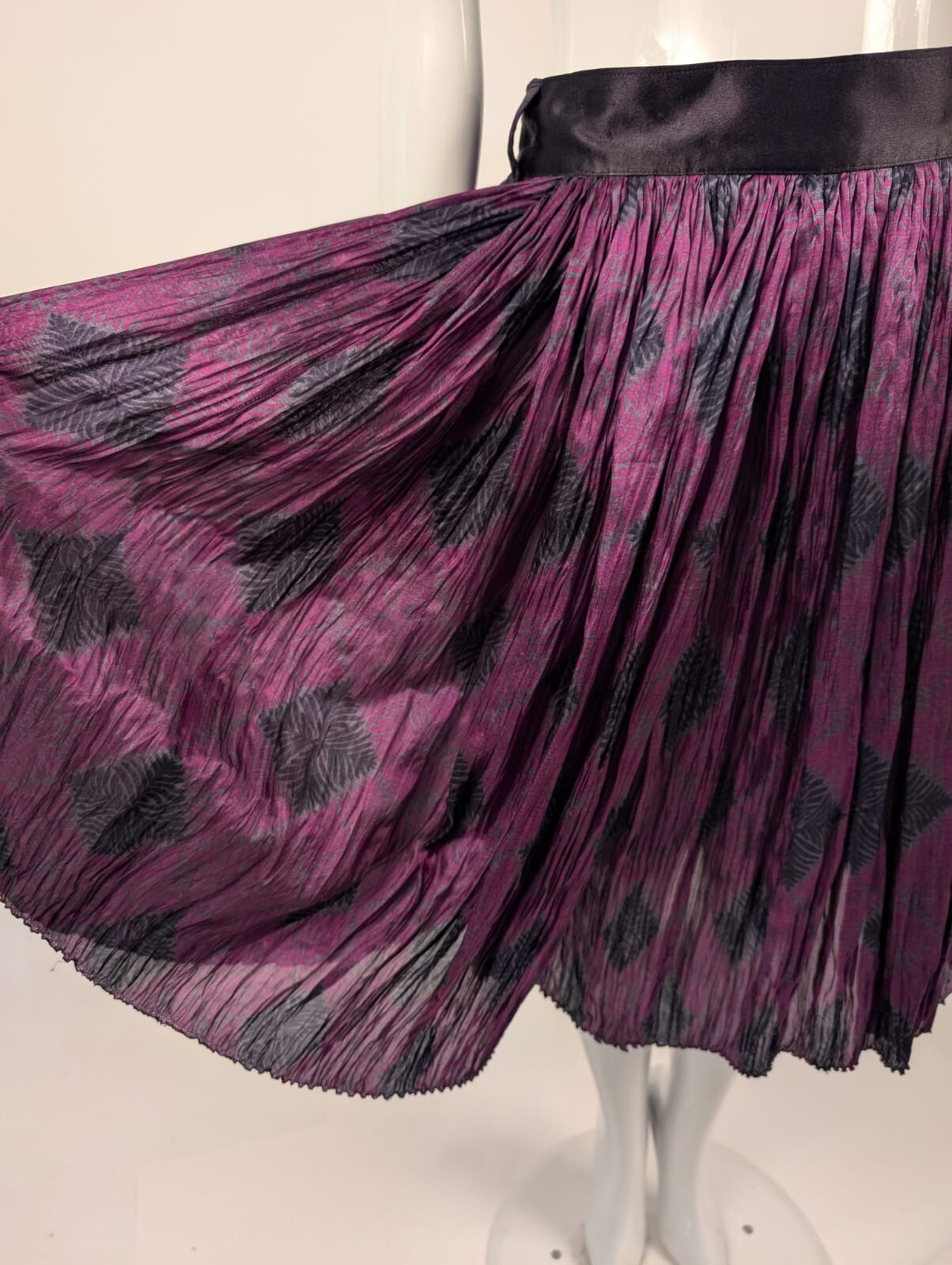 GIANNI VERSACE 1980’S DESIGNER PURPLE SILK PLEAT SKIRT MADE IN ITALY