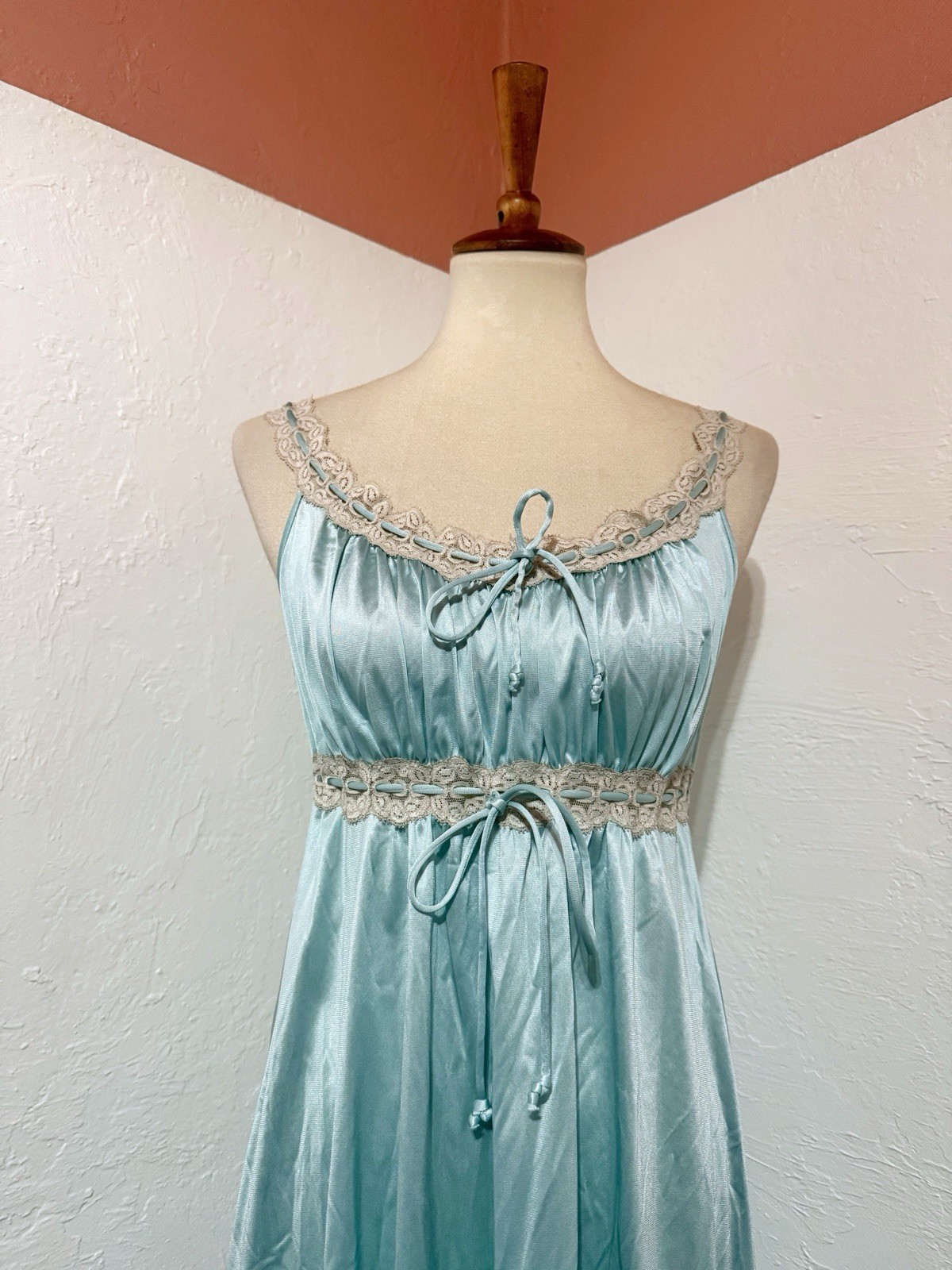 VTG 70s Vanity Fair Aqua Nylon Whimsy Women&rsquo;s Regency Lingerie Nightgown Sz S