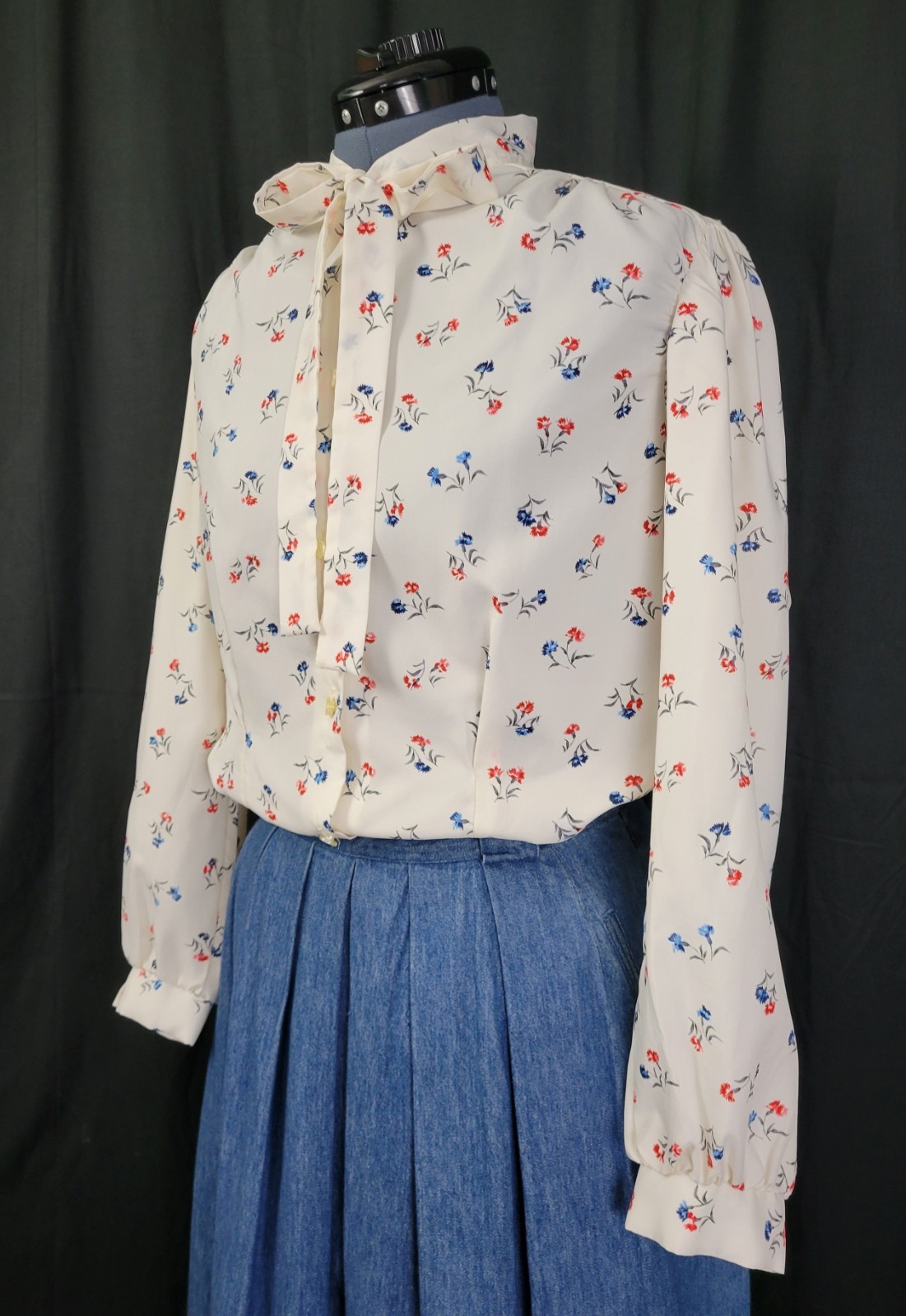 Vintage Lady Holiday Cream Button Down Blouse w Blue & Red Florals Size M/L?