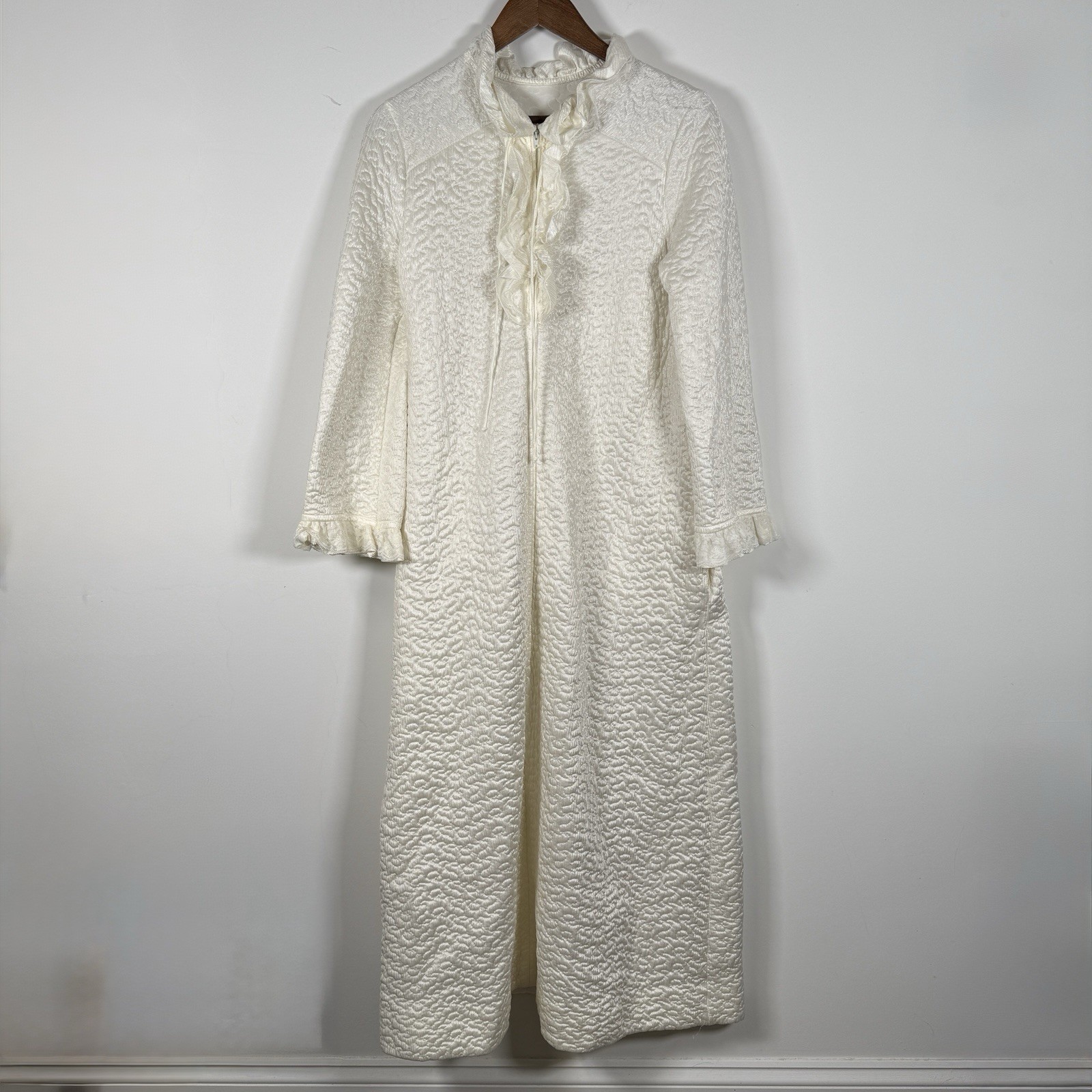 Vintage Quilted Women&rsquo;s Off White Colonial Loungewear Housecoat Fringe Ruffle