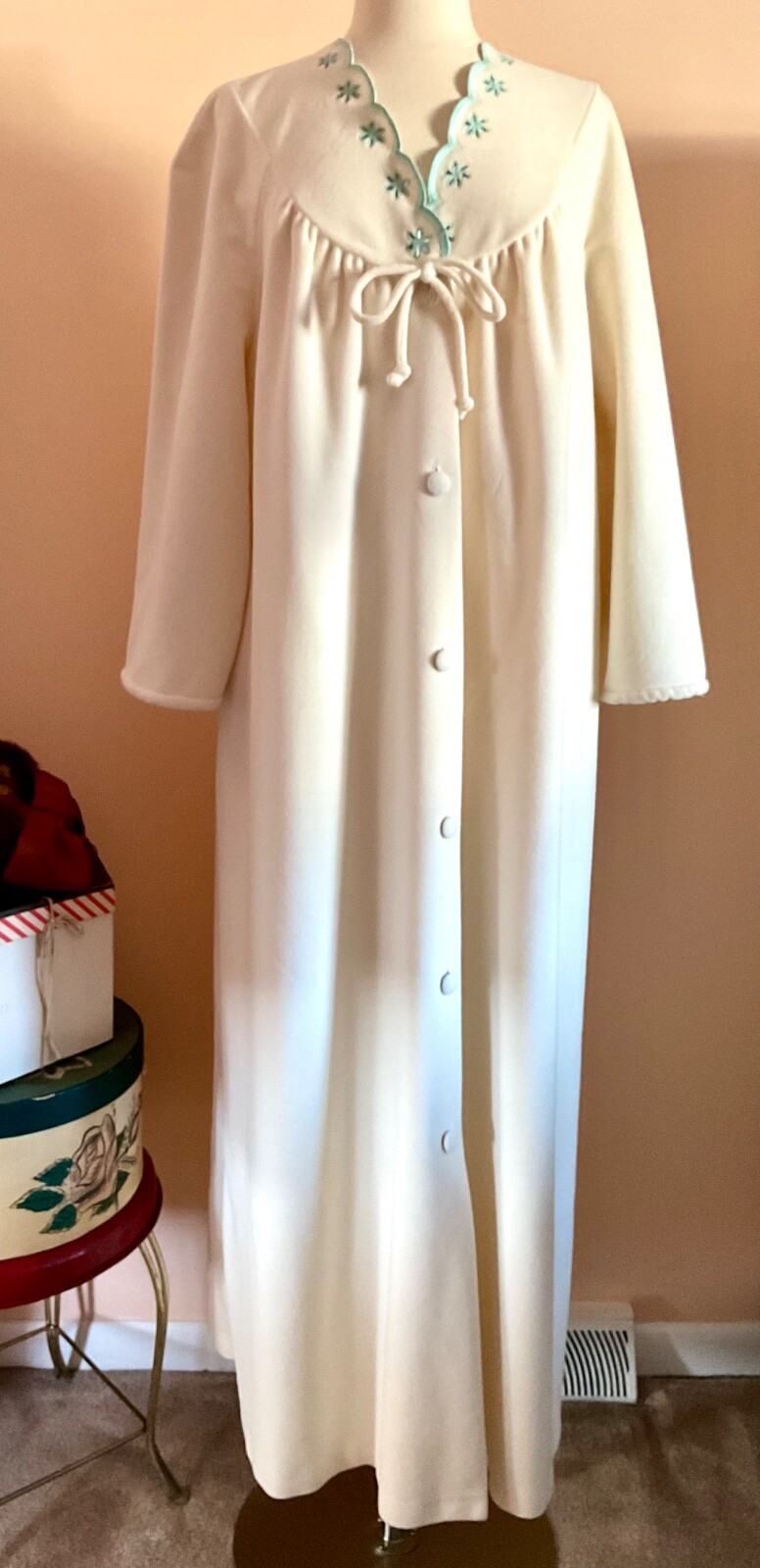 VINTAGE UNBRANDED LONG IVORY ROBE W/BLUE TRIM DACRON POLY BLEND NO SIZE LABEL