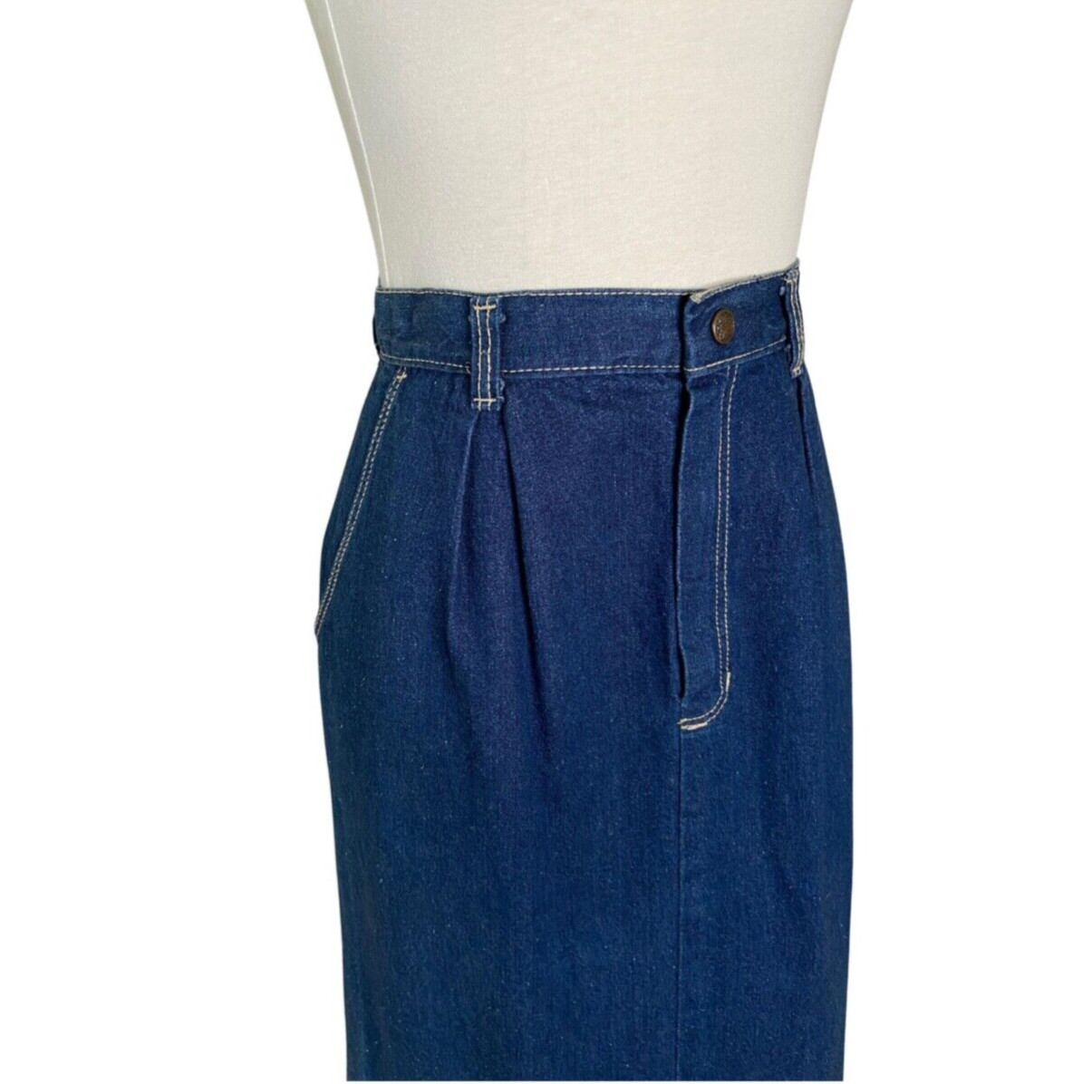 Classic preppy 1970s Separate Pieces brand denim skirt. Vintage size 8 waist 27