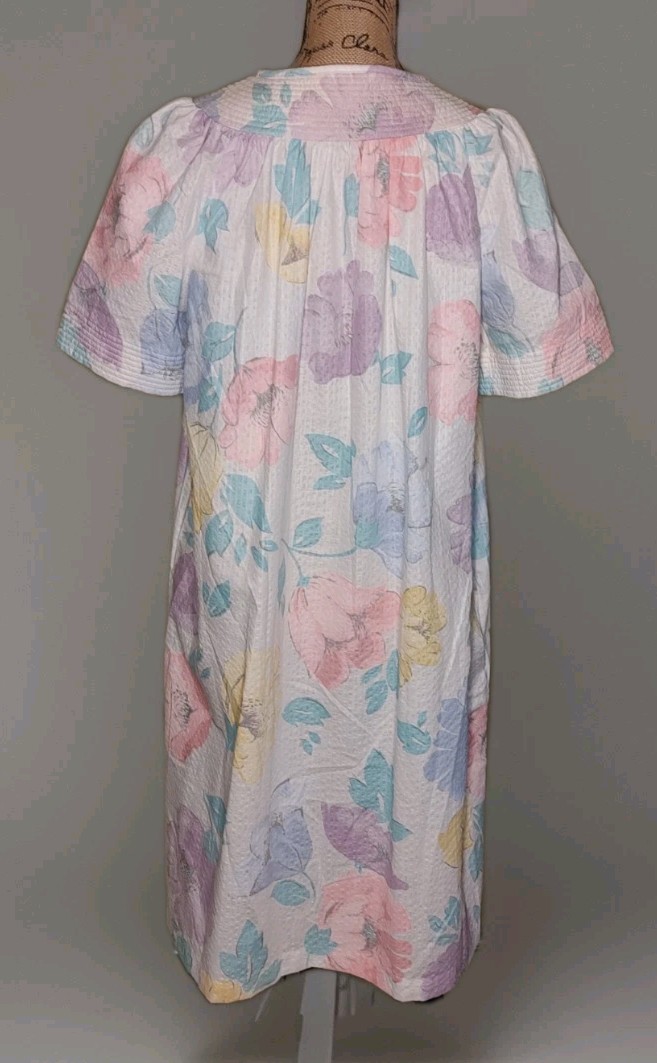 Vintage Dan-Ellen – Pretty White Floral Polycotton Snap Robe – Women&rsquo;s Size 42