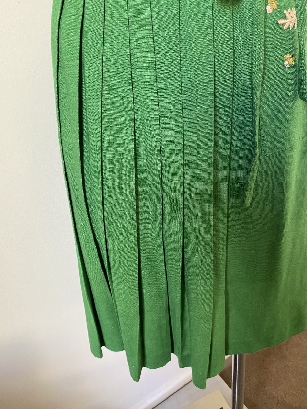 50,sFab Emerald Linen Pleat Dress With Embr Bodice And Pocket. Belted.36”B.30”W