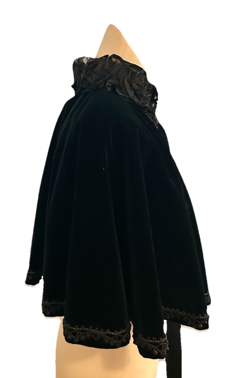 Vtg Victorian Gothic Steampunk Witchy Velvet Capelet Cape Beaded Ruffle Collar