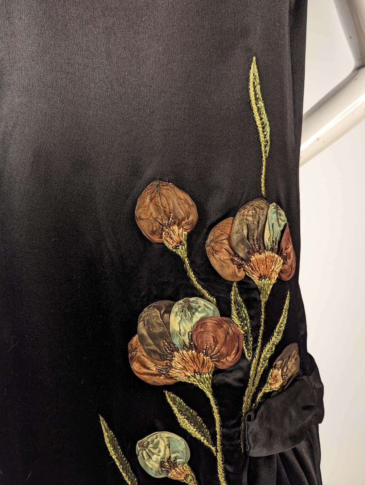 MUSUEUM QUALITY FLAPPER 1920’S SILK + CHIFFON DRESS W METALLIC FLORAL DETAILING