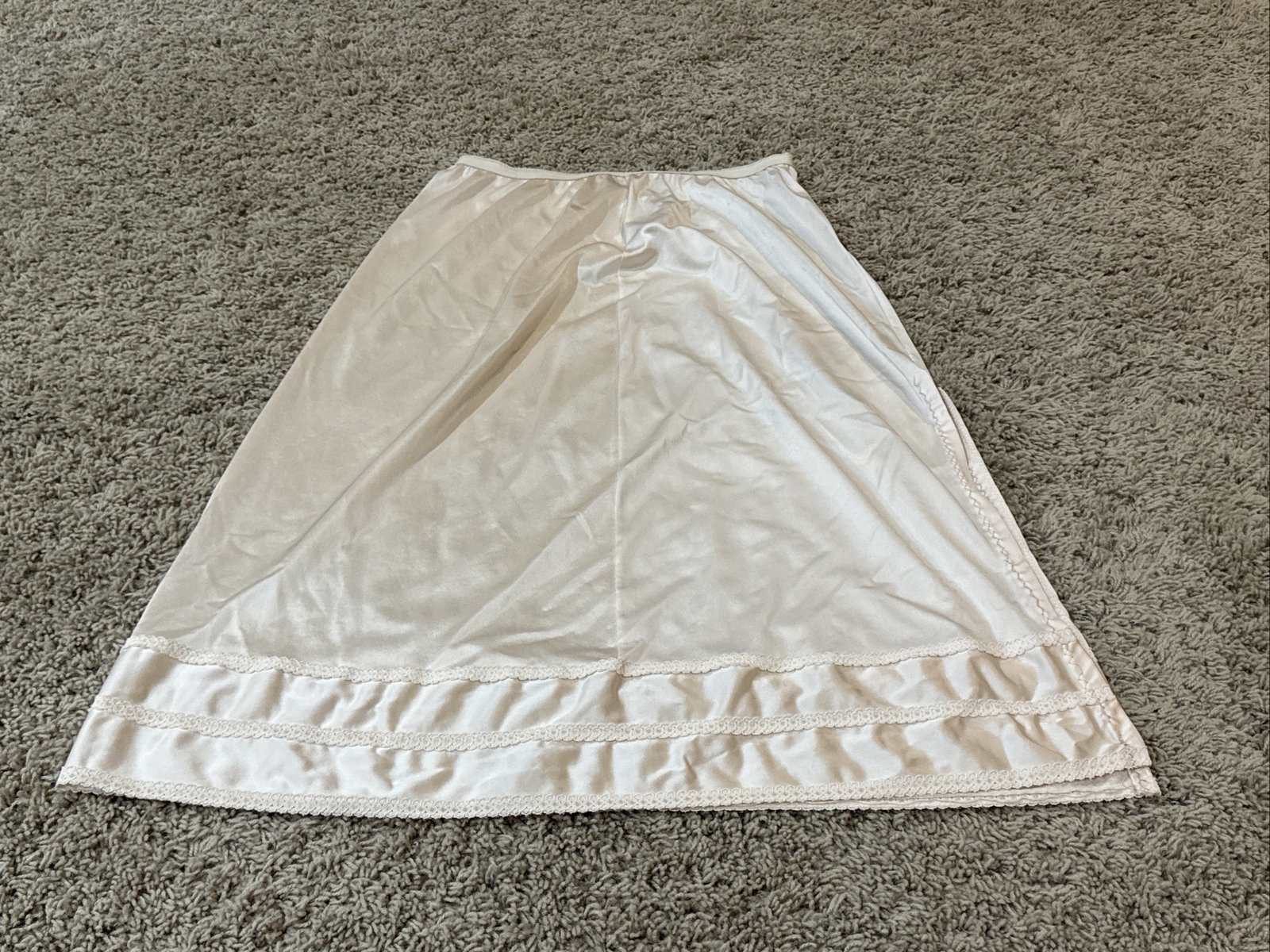 Vintage LORRAINE Peach NYLON HALF SLIP SIZE MEDIUM TALL LACE TRIM