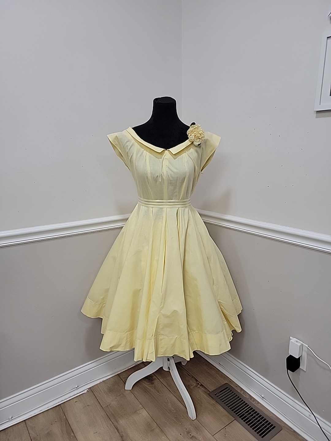 Vintage&rsquo;50s Mid Century Yellow Cotton Dress Fit Flare Full Skirt Garden Party