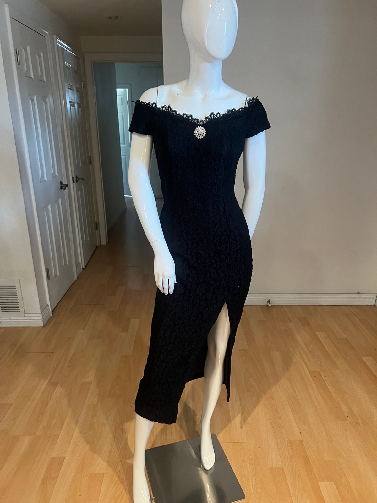 VINTAGE 90&rsquo;S CELAVIE LACE OFF SHOULDER GOWN SIZE 7/8 – XSMALL