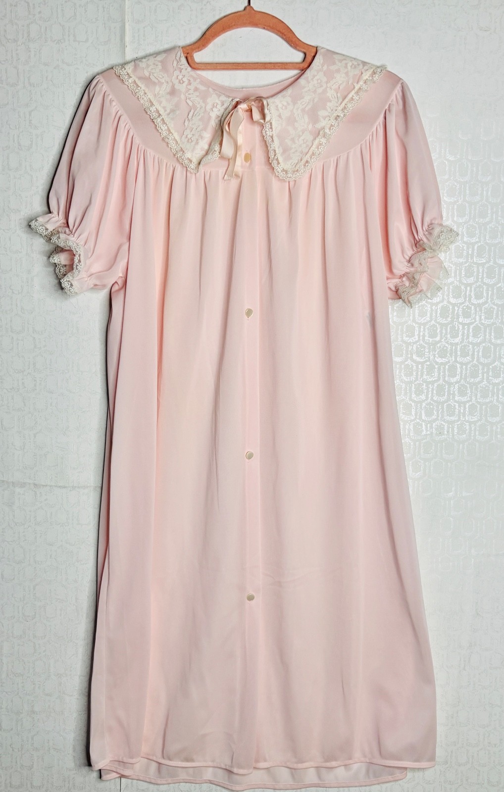 VTG 60&rsquo;S DEENA PINK BUTTON FRONT LACE PLEATED A-LINE ROBE HOUSE COAT NIGHTGOWN*M