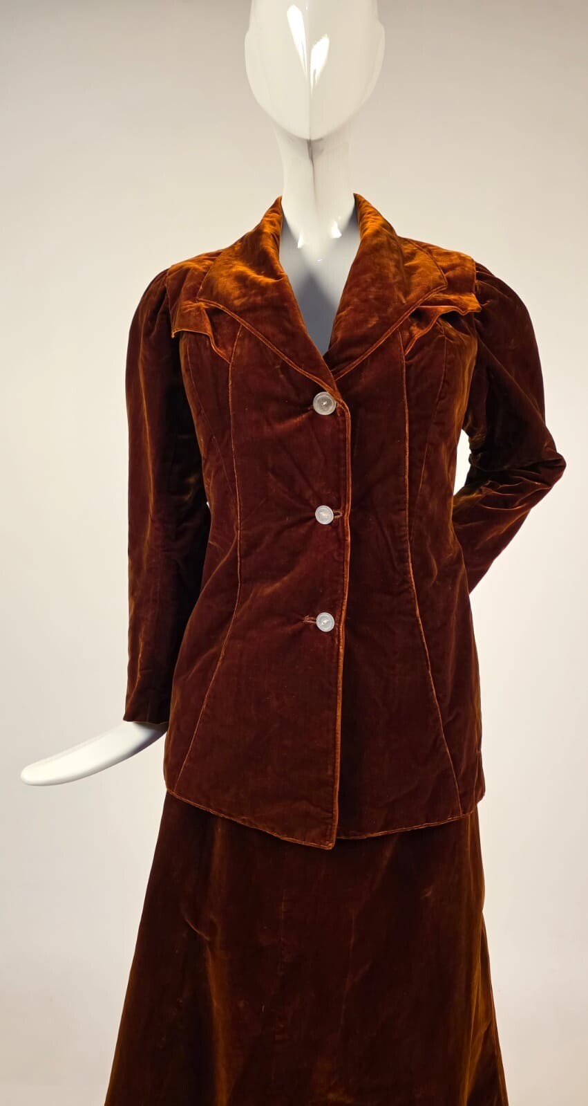EXCEPTIONAL EDWARDIAN 2 PC HIGH SHINE GOLDEN BROWN SILK VELVET WALKING SUIT