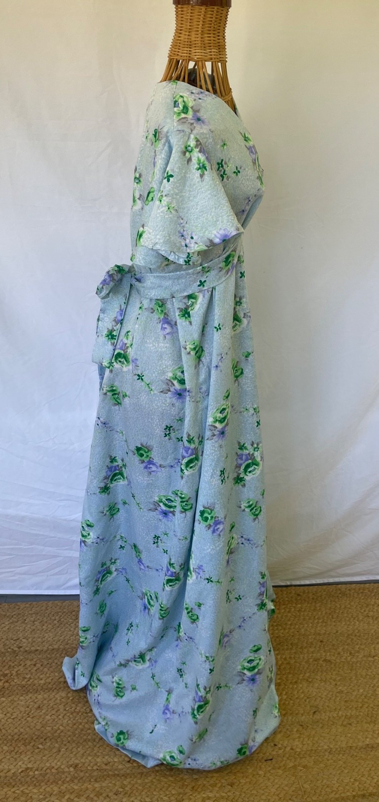 Lovely flowing vintage 70s floral maxi tea dress