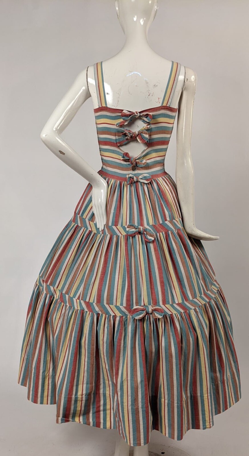 SWEETEST 1940’S STRIPED LINEN DRESS W OPEN BOW BACK DETAIL