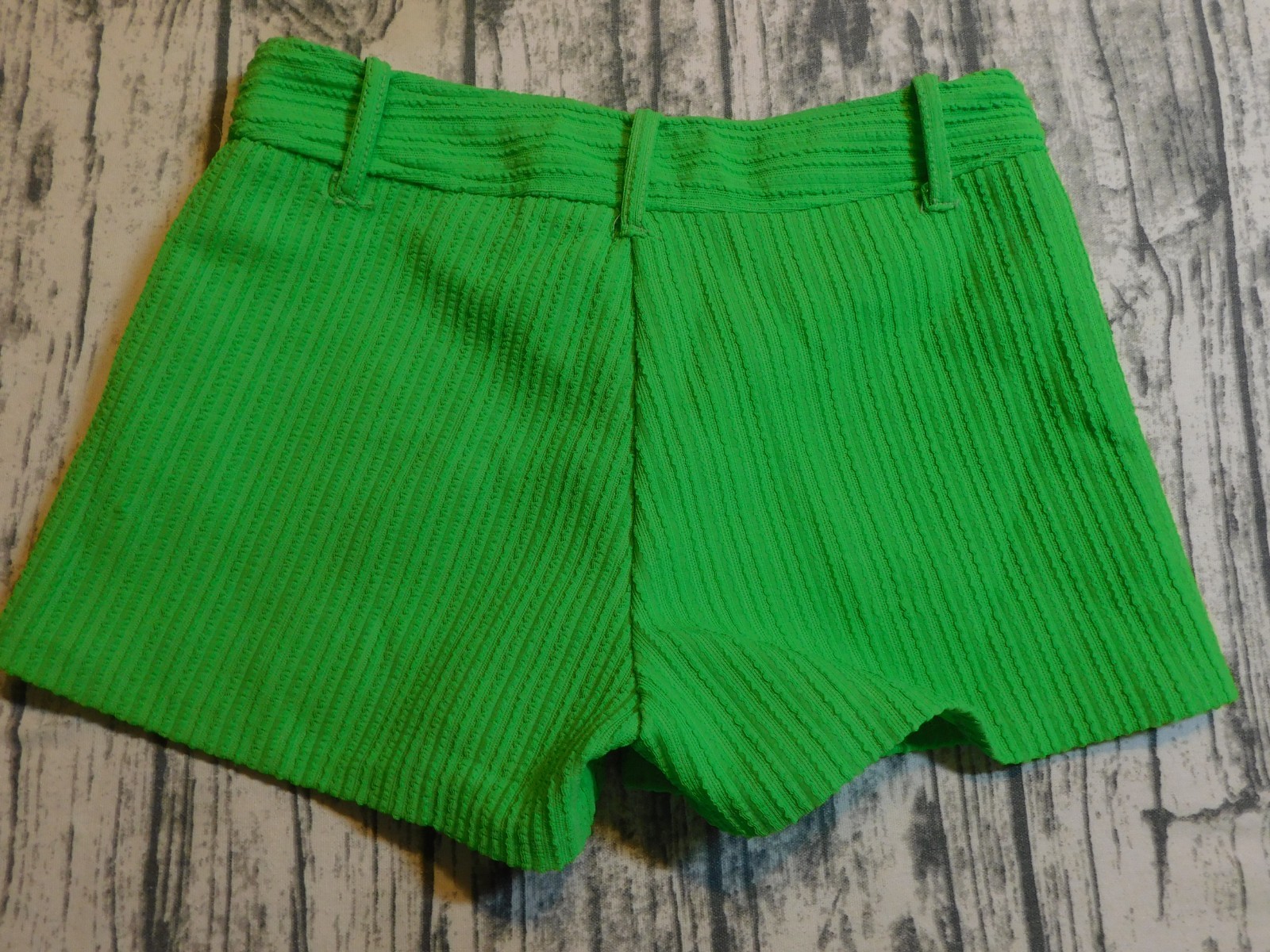 VTG GOGO SHORTS MOD BRIGHT GREEN SNAP FRONT TEXTURED POLY 60&rsquo;s 70&rsquo;s WOMENS 9 10