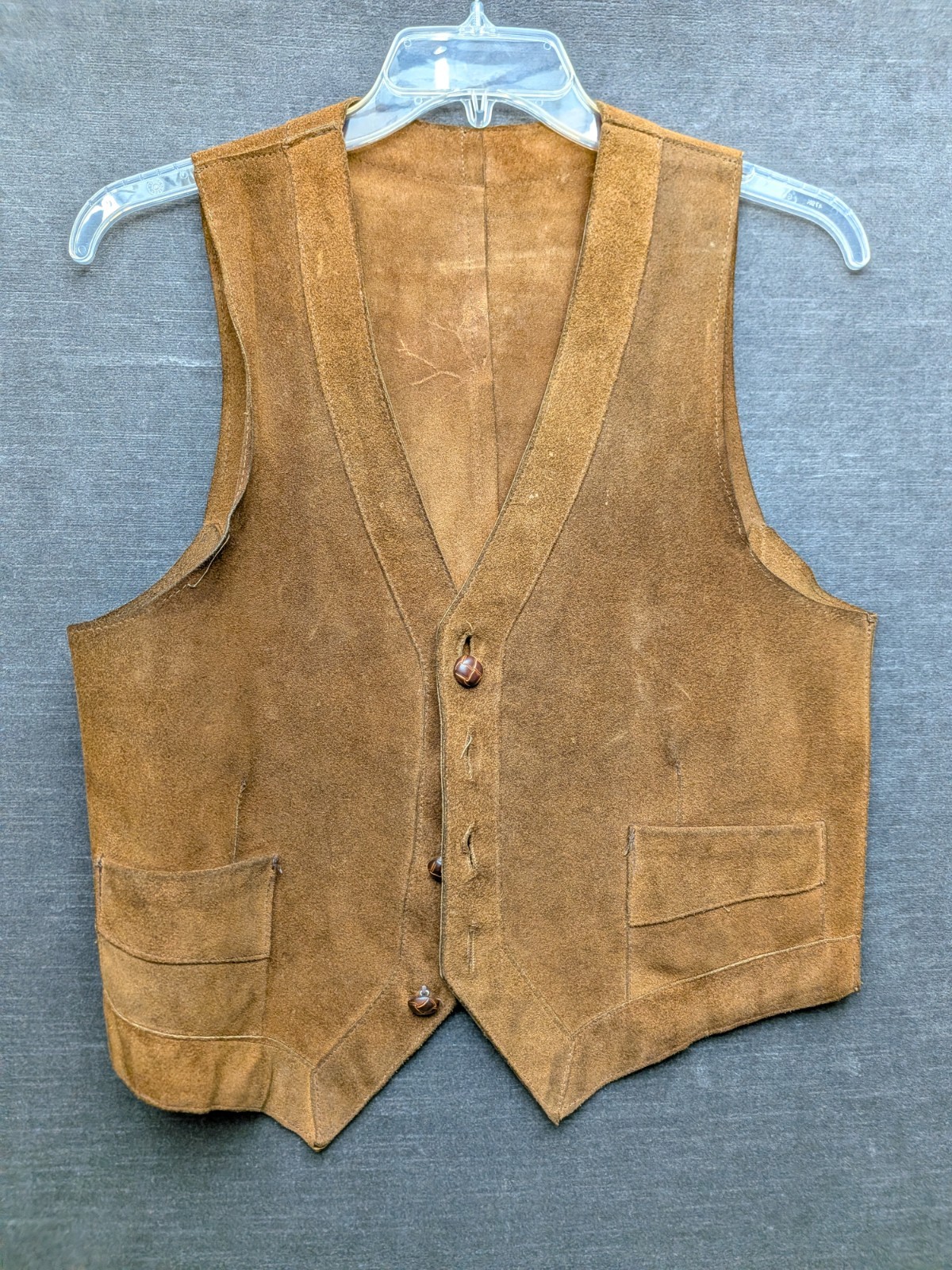 Vtg Brown Suede Vest Faux Wood Buttons 70&rsquo;s Chic Hippy Festival Vest 38&Prime; Chest