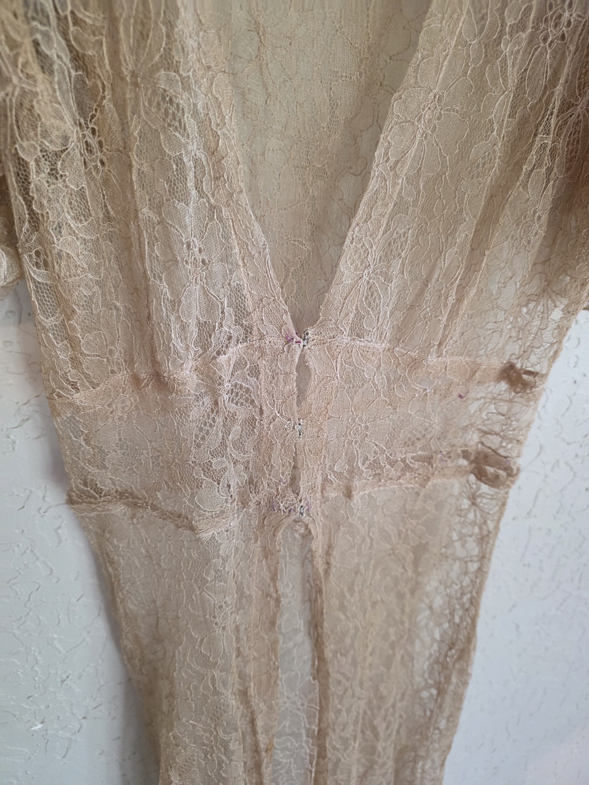 Vintage 1930s society lingerie peach/cream lace gown/negligee puff shoulders