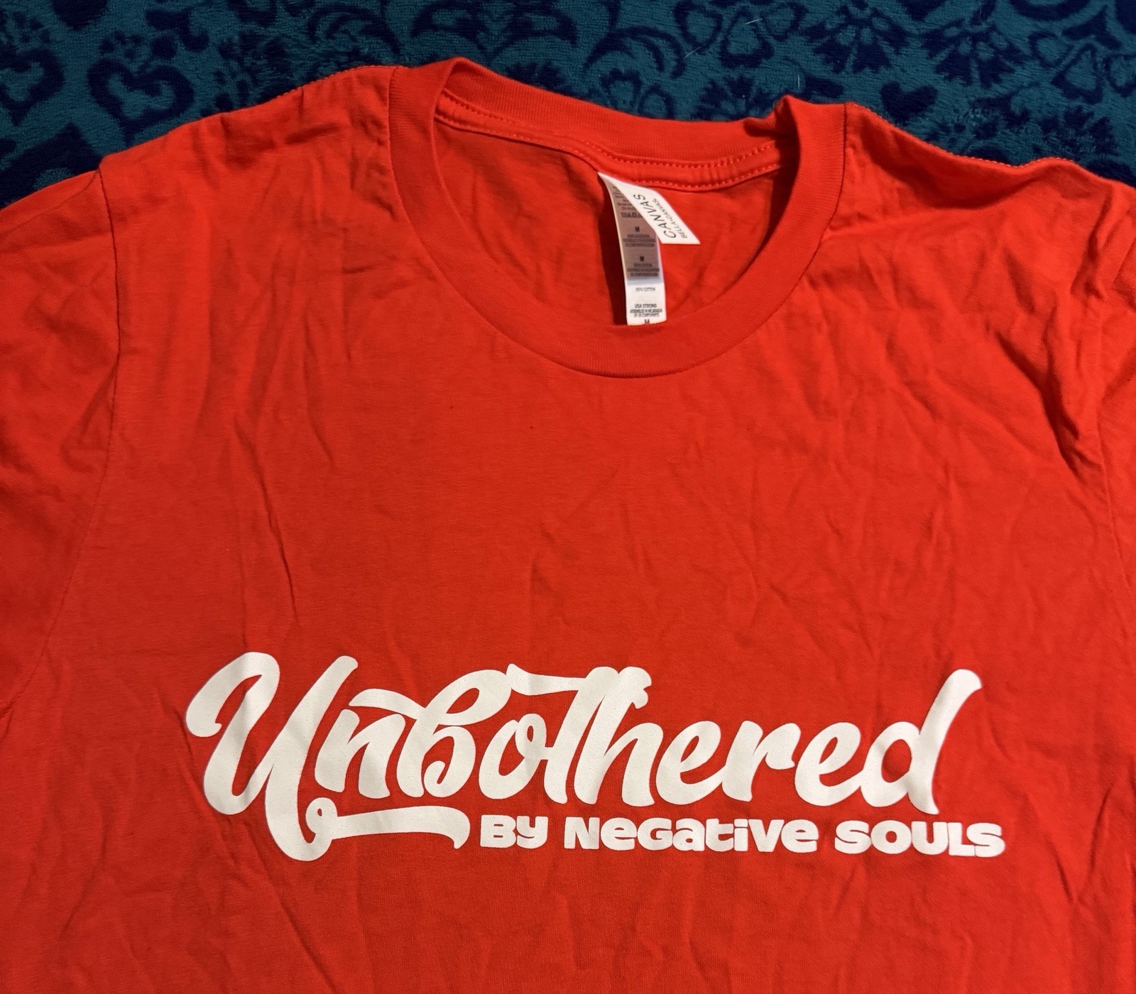 vintage “UNBOTHERED by NEGAGATIVE SOULS” T-SHIRT WOMEN’S M medium RED S/S canvas