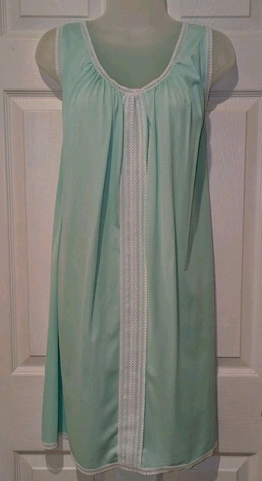 Groovy Vtg Pinehurst Lingerie Short Nightie Size L Mint Green w/ Lace Details