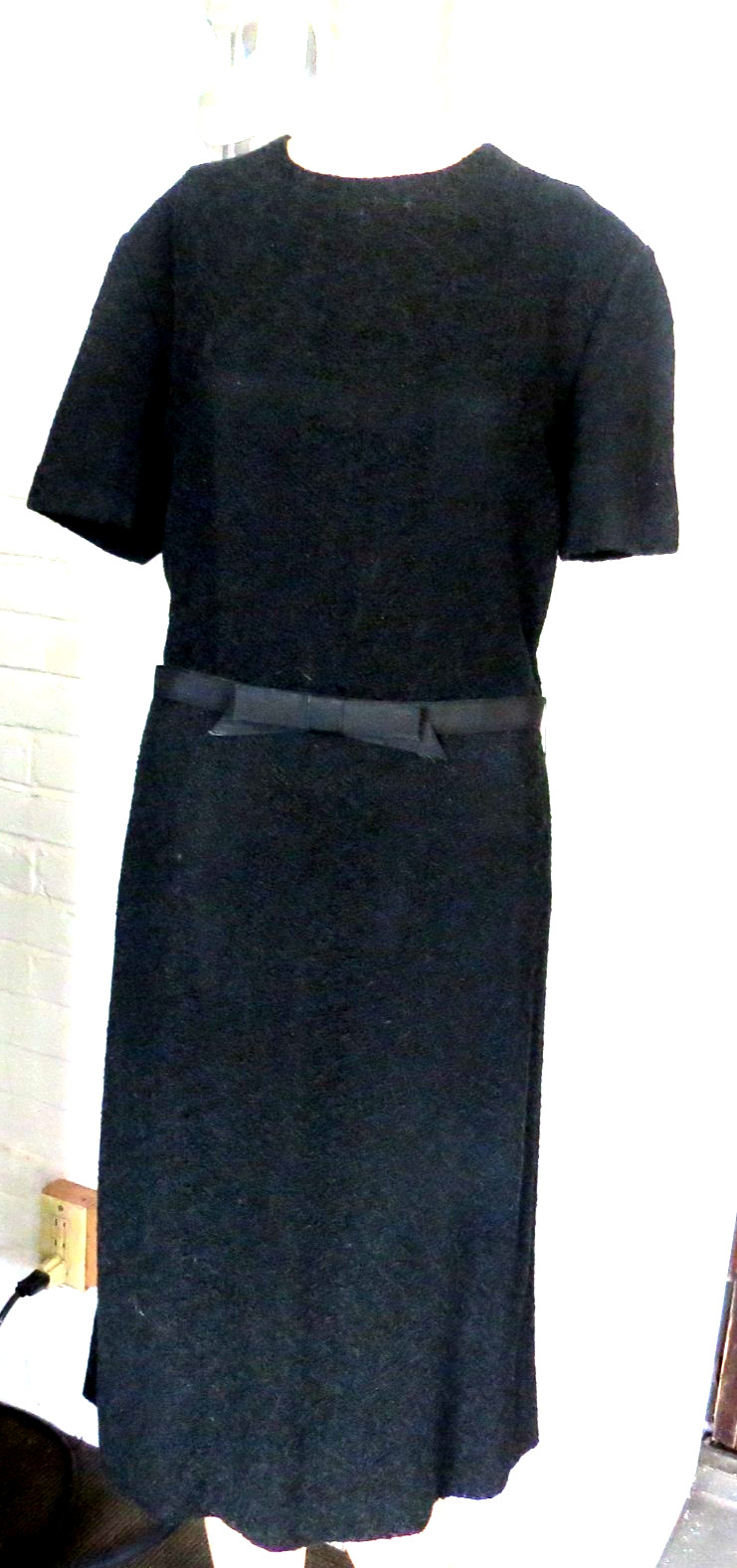 Vintage 60&rsquo;s Black Nubby Fabric Knit dress 40&Prime; bust M Belt snaps in back