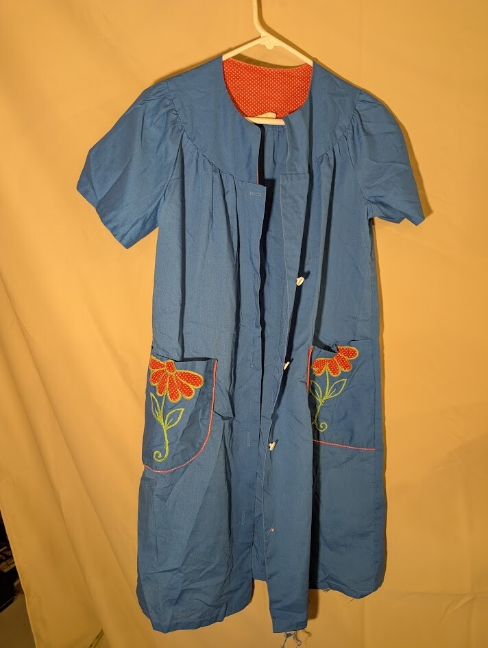 Vintage Blue House Dress Size 12 Embroidered Pockets Short Sleeve Button Front
