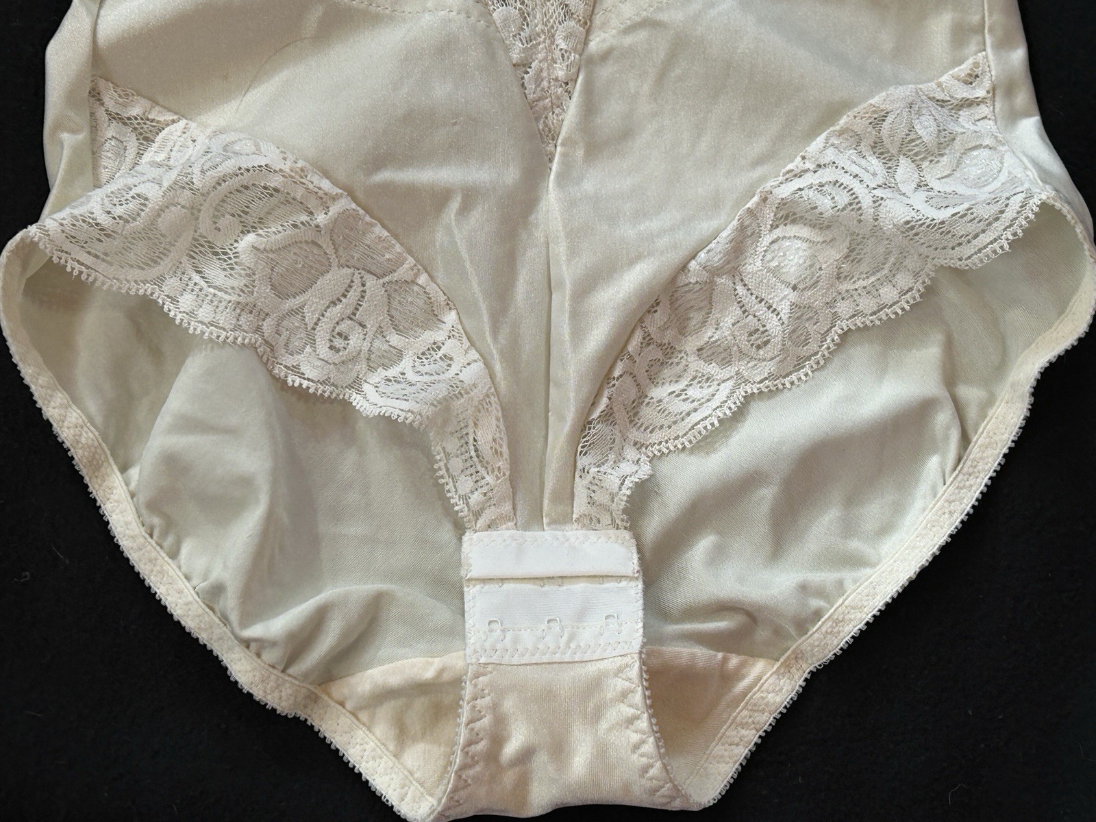 Vtg CROWN-ETTE 7917 Satin Lace Underwire Teddy Bodysuit Shapewear 38B Ivory